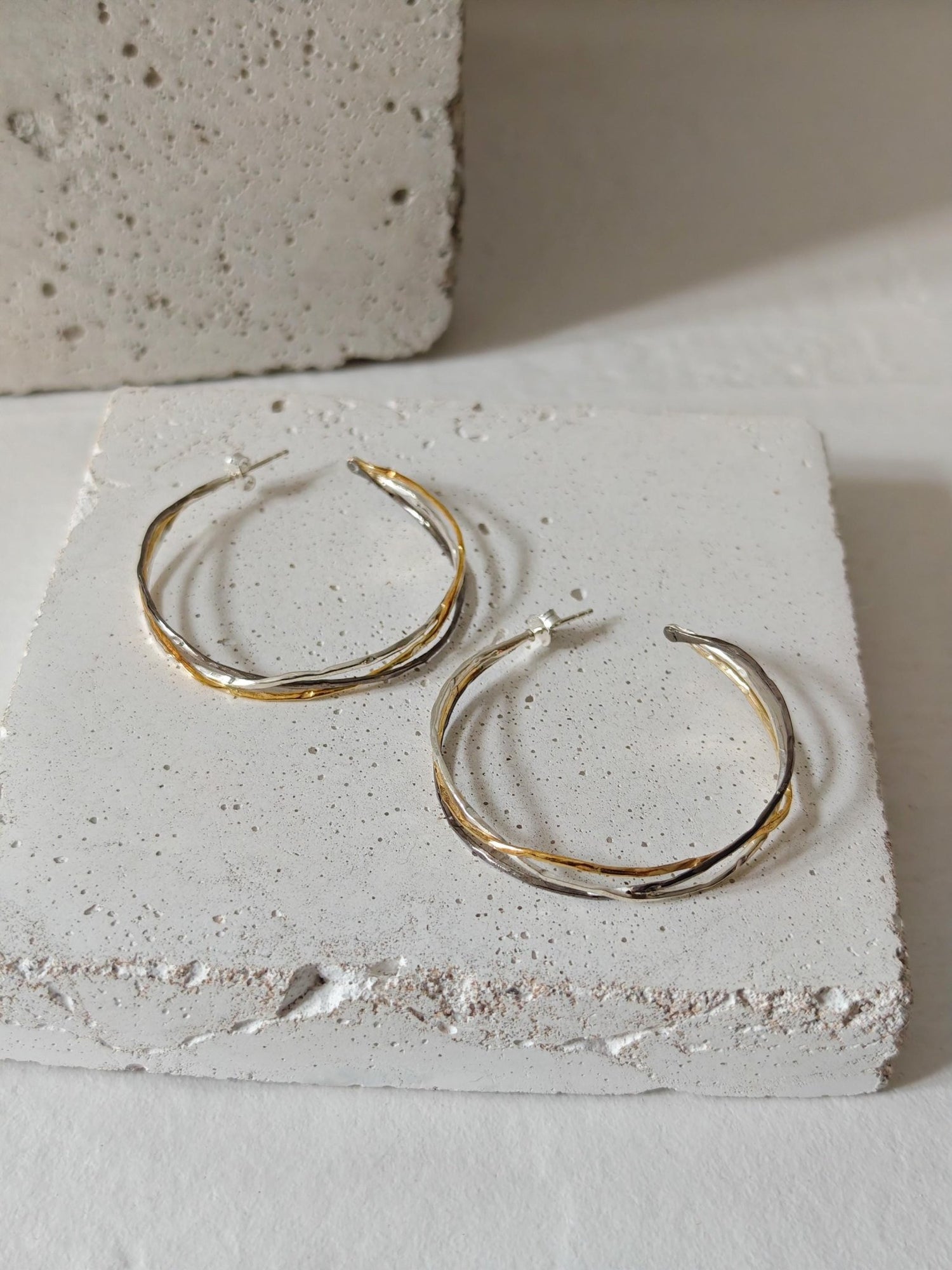 Statement Twisted Tricolor Creolen, 925 Silber Ohrringe gold, silber und schwarz rhodiniert, handgefertigt - CocosyBerlin