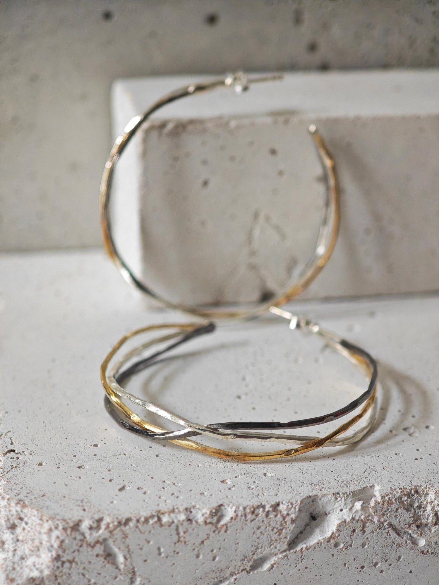 Statement Twisted Tricolor Creolen, 925 Silber Ohrringe gold, silber und schwarz rhodiniert, handgefertigt - CocosyBerlin