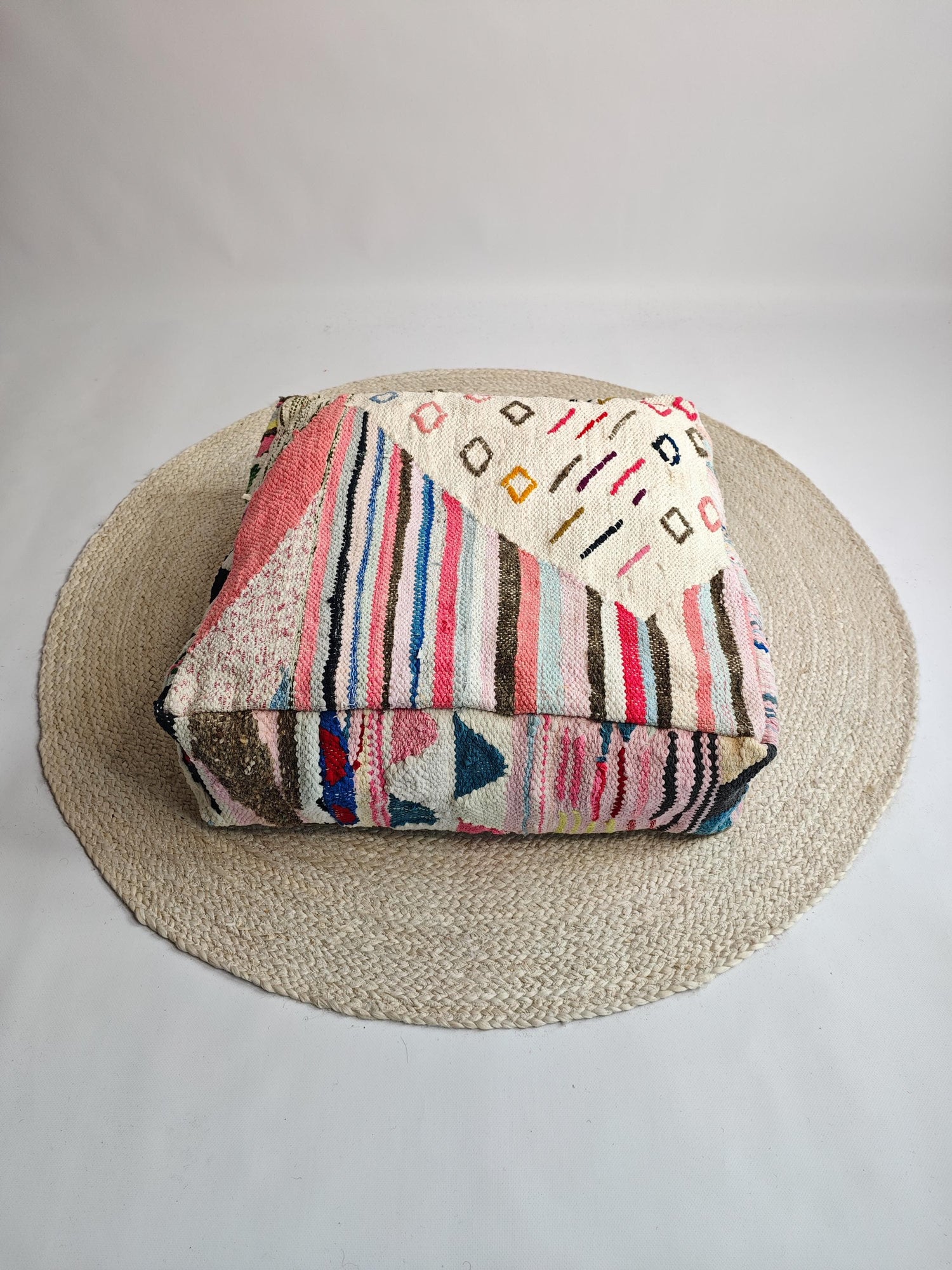 Pouf aus Marokko mit geometrischem Muster, Upcycling von Stoff, Boho Boucherouite Sitzkissen, Unikat