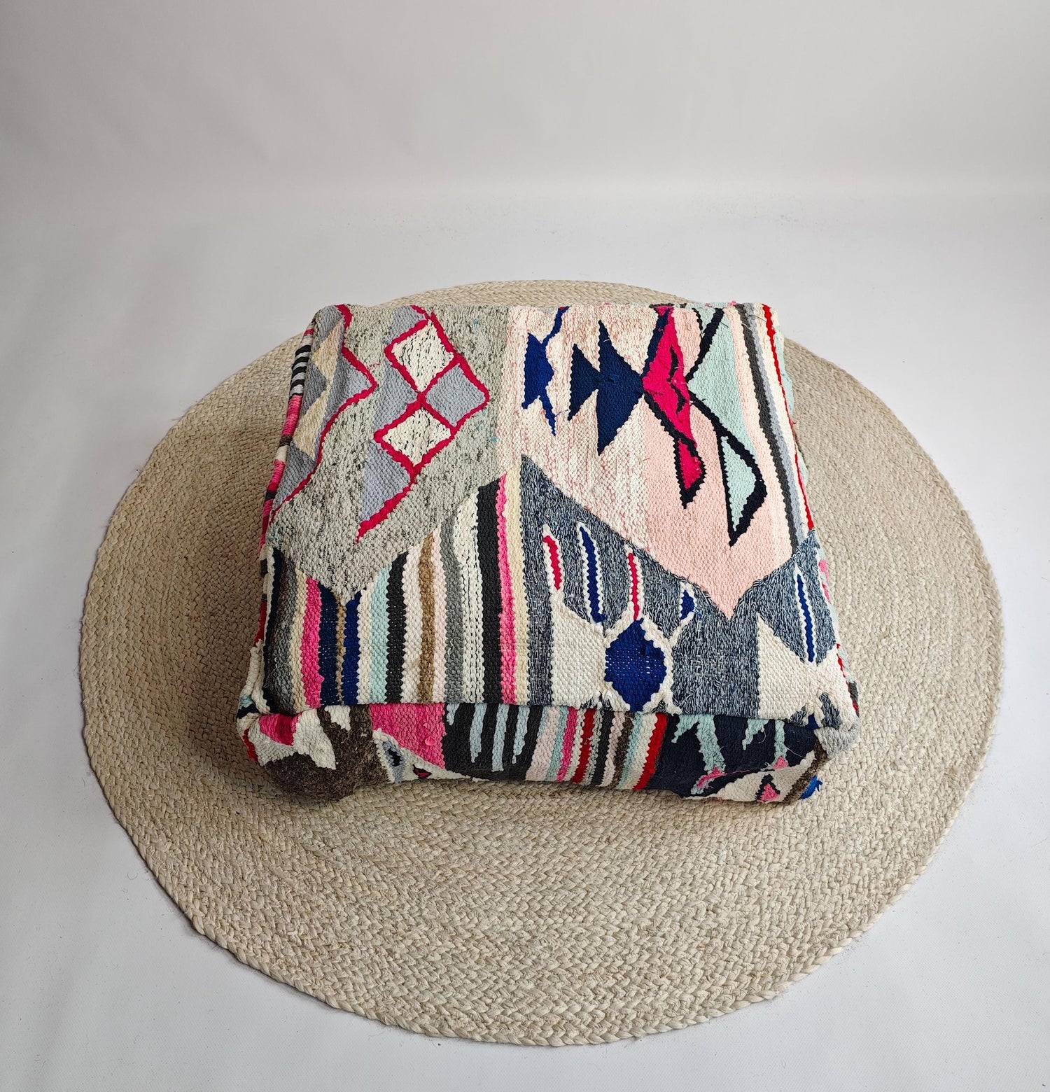 Pouf Cocosy Premium Collection - Marokkanischer Pouf mit geometrischen Muster, Upcyling Pouf aus Stoffresten, Boho Sitzkissen, Unikat