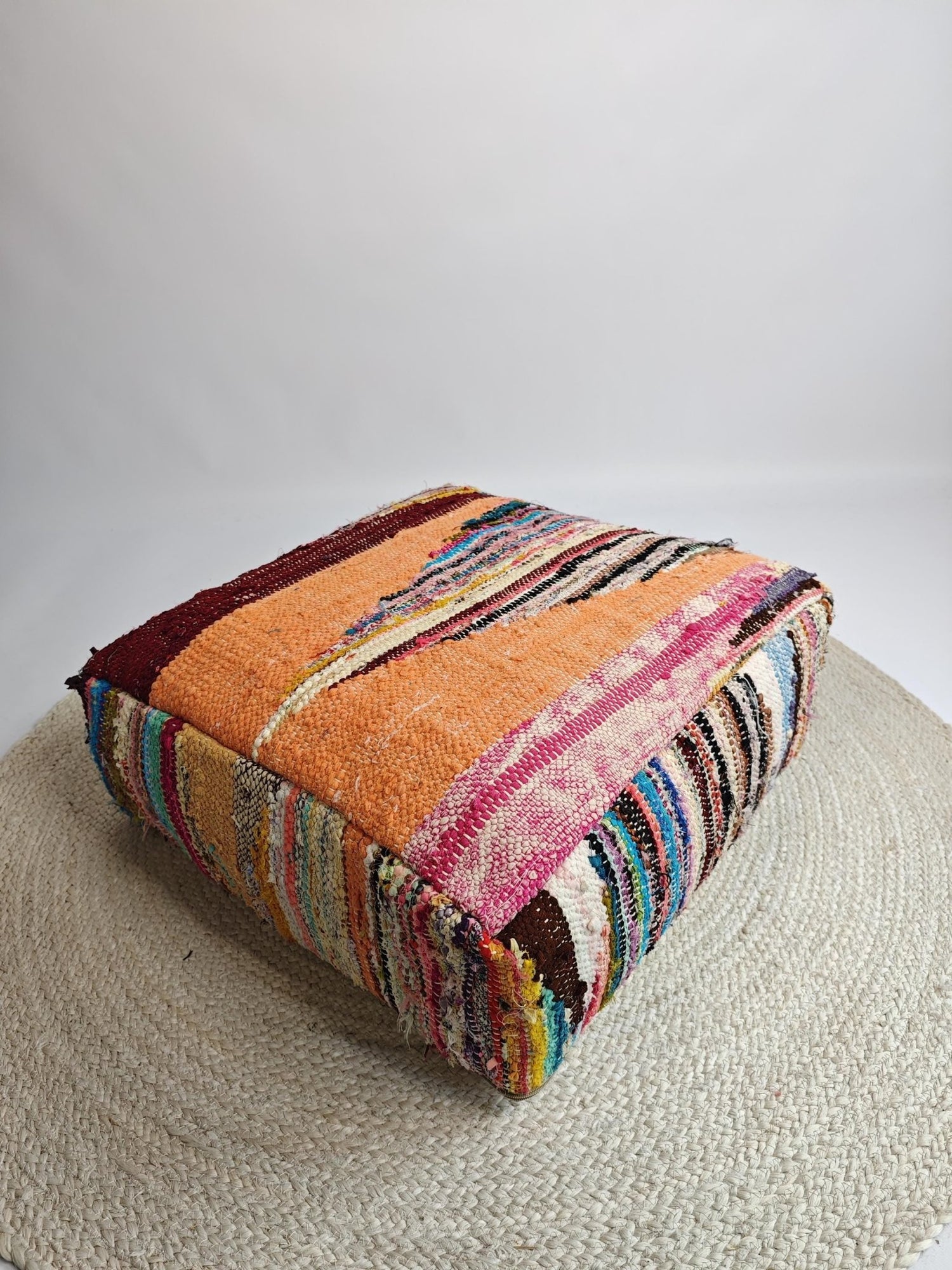 Cocosy Premium Collection - Marokkanischer Pouf mit geometrischen Muster, Upcyling Pouf aus Stoffresten, Boho Sitzkissen, Unikat - CocosyBerlin
