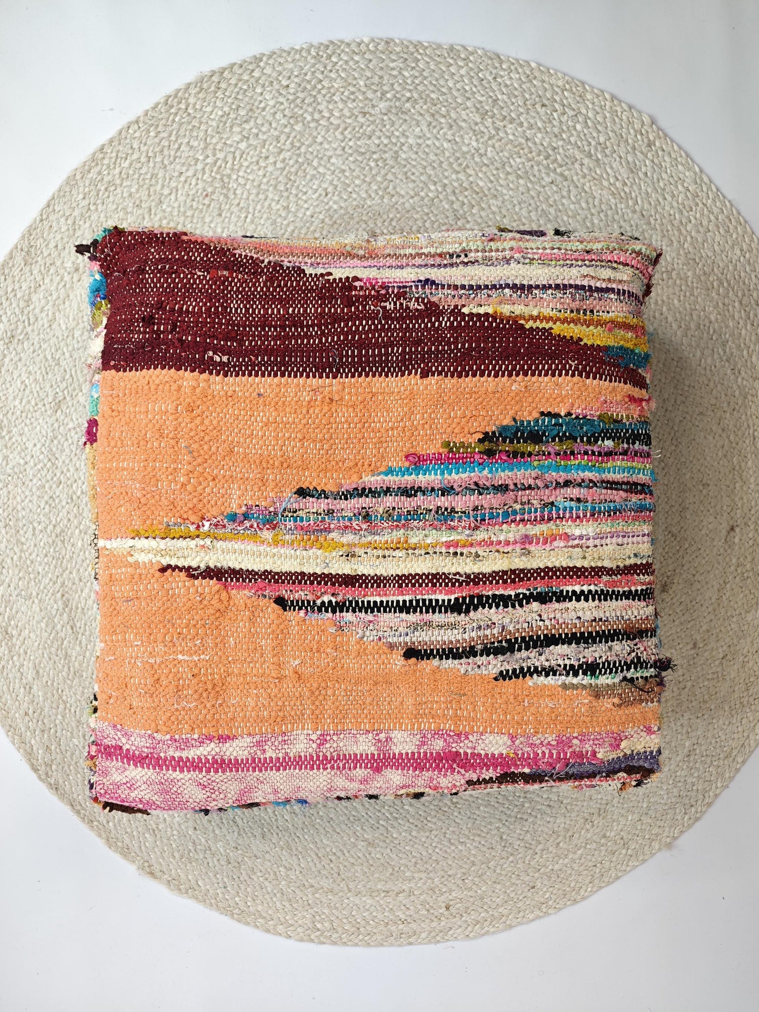 Cocosy Premium Collection - Marokkanischer Pouf mit geometrischen Muster, Upcyling Pouf aus Stoffresten, Boho Sitzkissen, Unikat