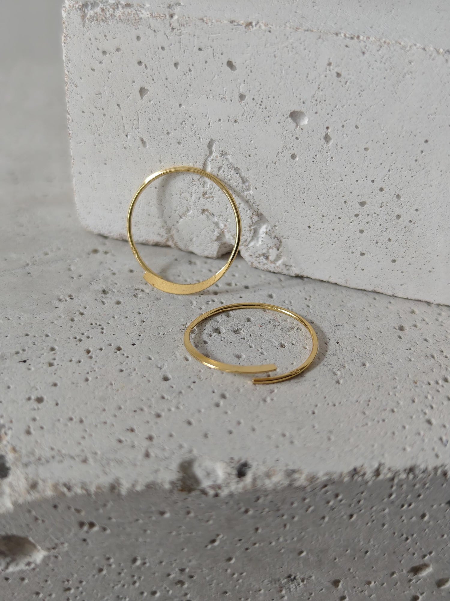 Offene Mini flache Creolen aus 925 Silber mit 18k Vergoldung, minimalistische kleine Ohrringe