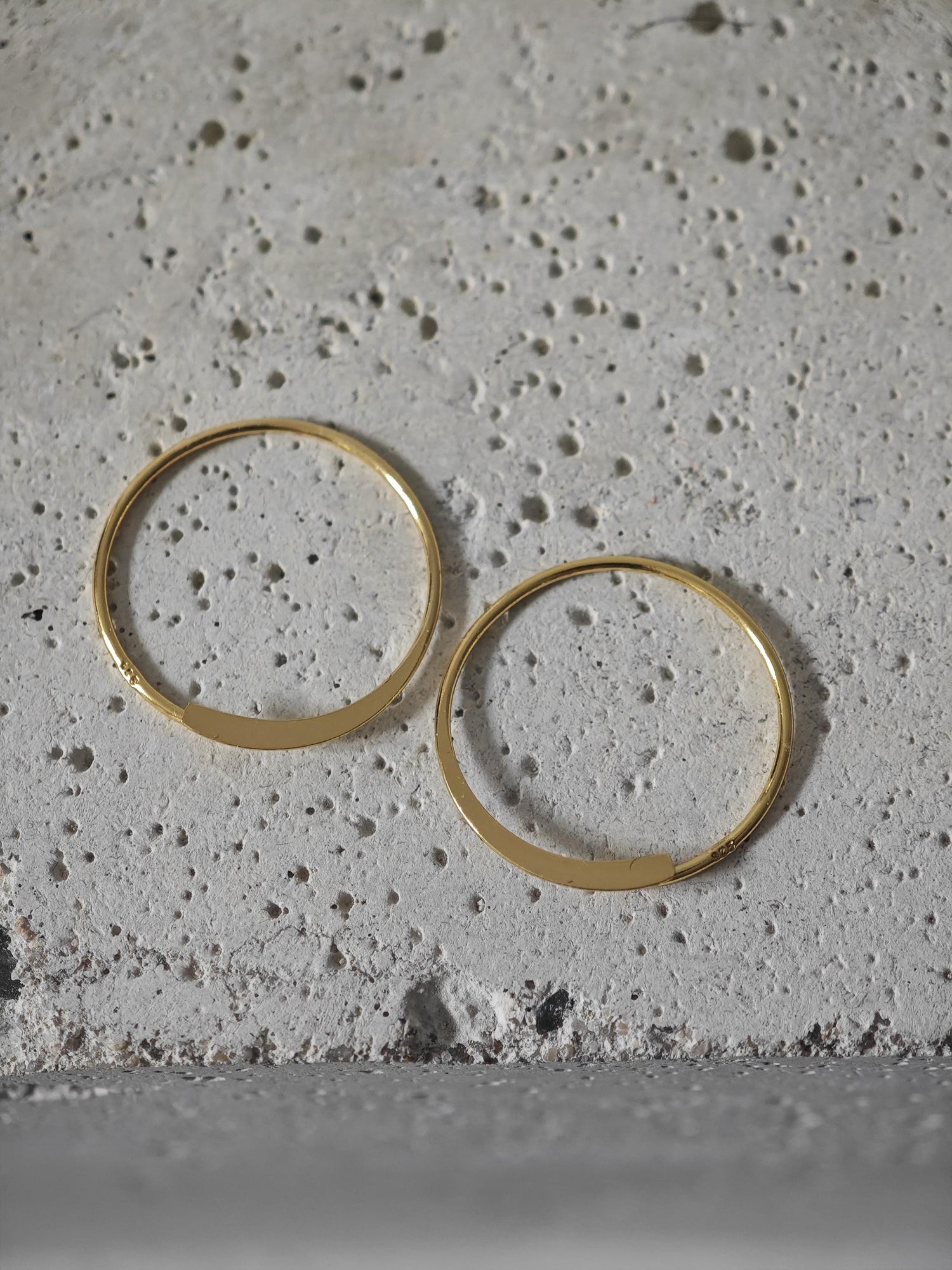 Offene Mini flache Creolen aus 925 Silber mit 18k Vergoldung, minimalistische kleine Ohrringe