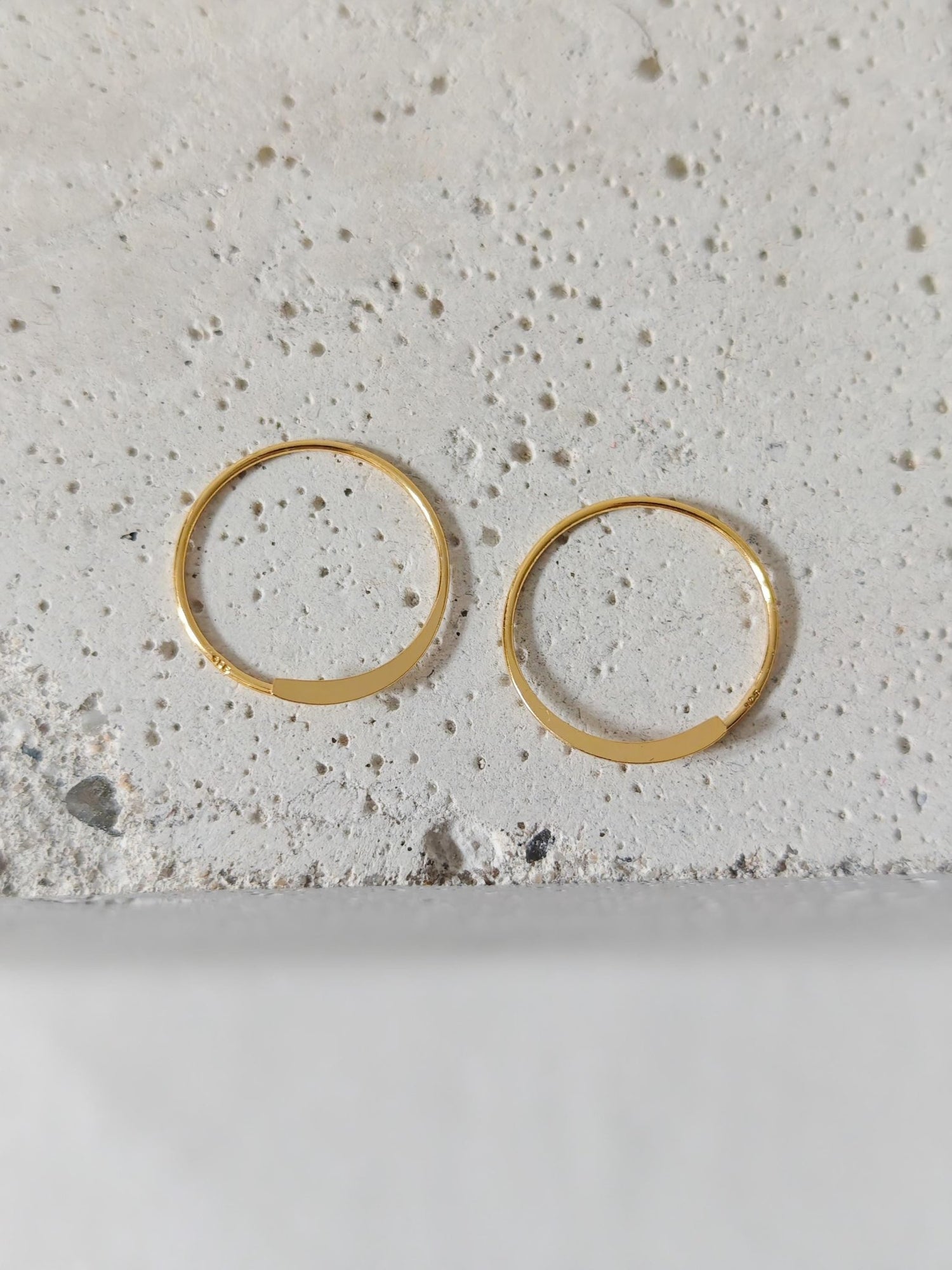 Offene Mini flache Creolen aus 925 Silber mit 18k Vergoldung, minimalistische kleine Ohrringe - CocosyBerlin