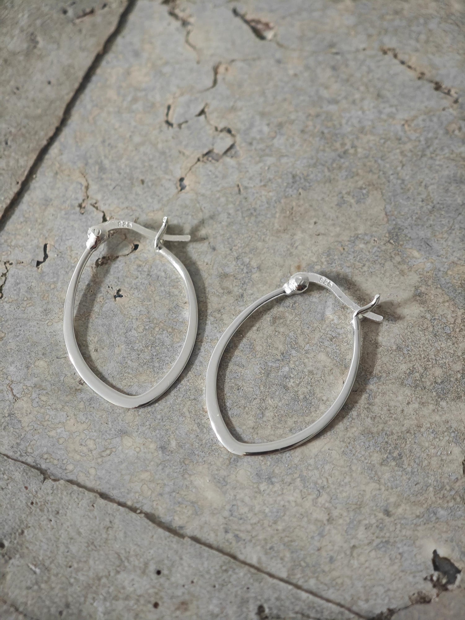 Flache Ovale Creolen aus 925 Silber, Kleine Minimalistische Ohrringe vergoldet