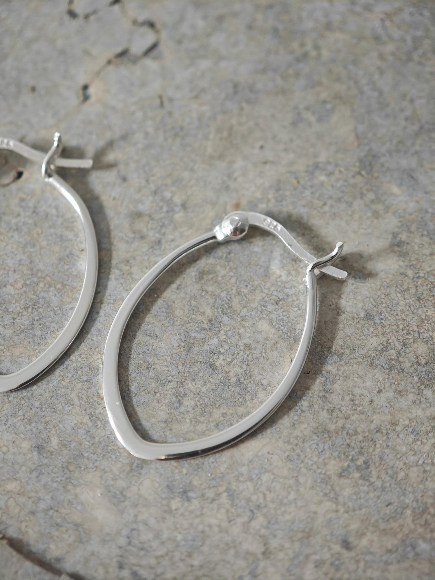 Flache Ovale Creolen aus 925 Silber, Kleine Minimalistische Ohrringe vergoldet - CocosyBerlin