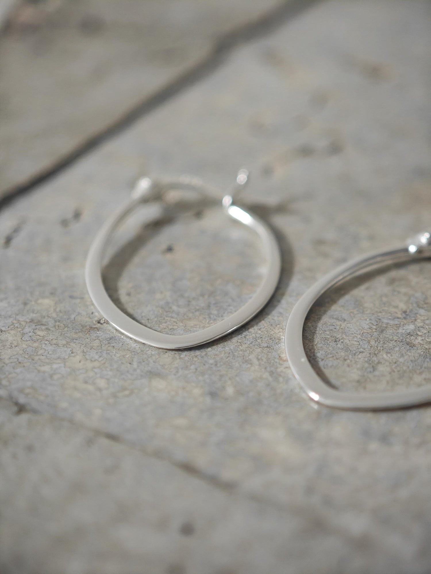 Flache Ovale Creolen aus 925 Silber, Kleine Minimalistische Ohrringe vergoldet