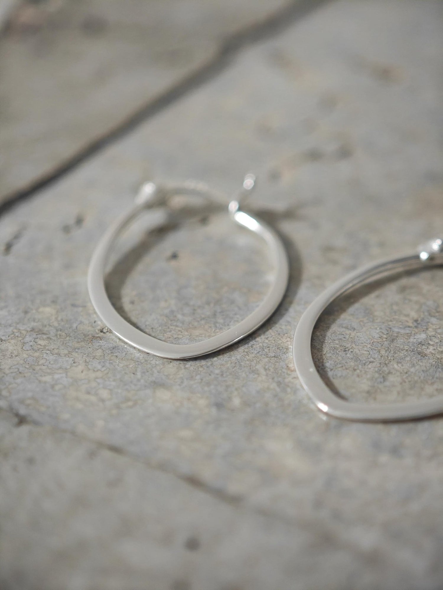 Flache Ovale Creolen aus 925 Silber, Kleine Minimalistische Ohrringe vergoldet - CocosyBerlin