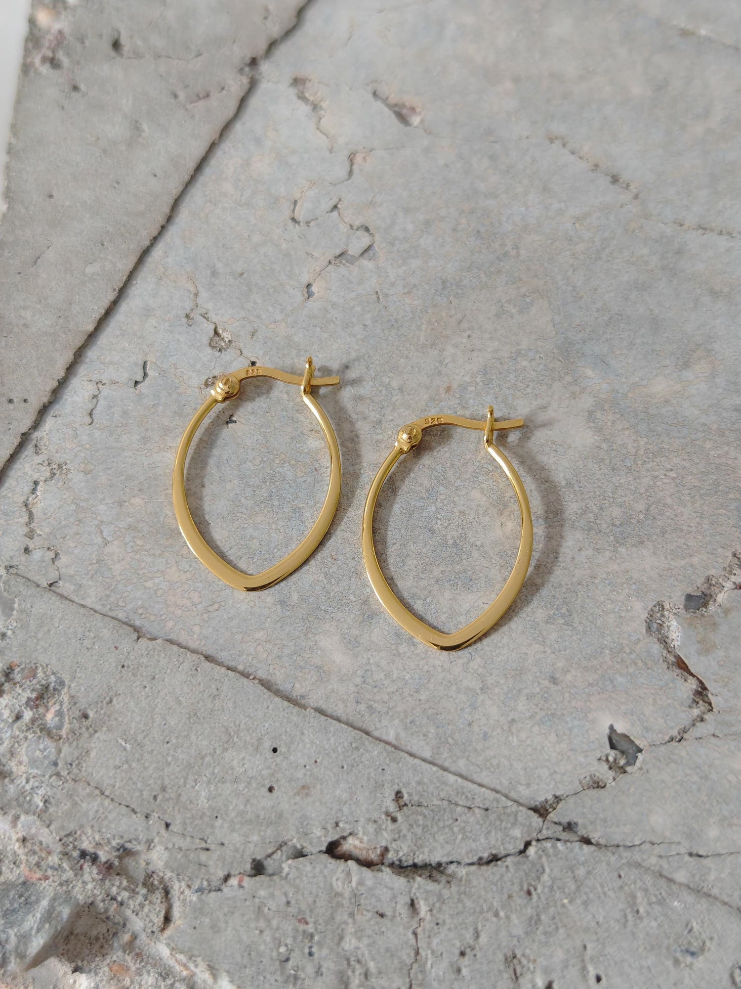 Flache Ovale Creolen aus 925 Silber, Kleine Minimalistische Ohrringe vergoldet