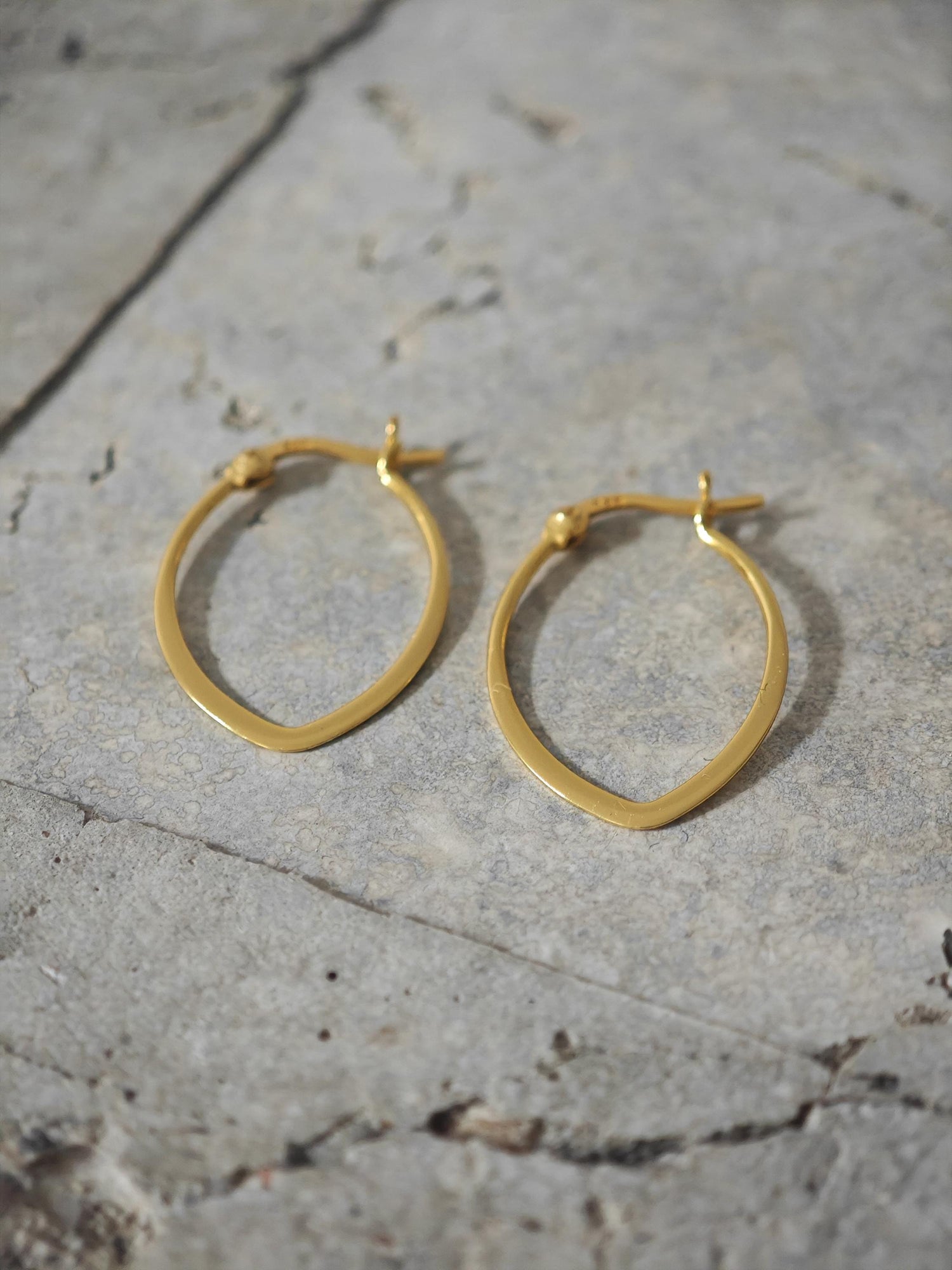 Flache Ovale Creolen aus 925 Silber, Kleine Minimalistische Ohrringe vergoldet