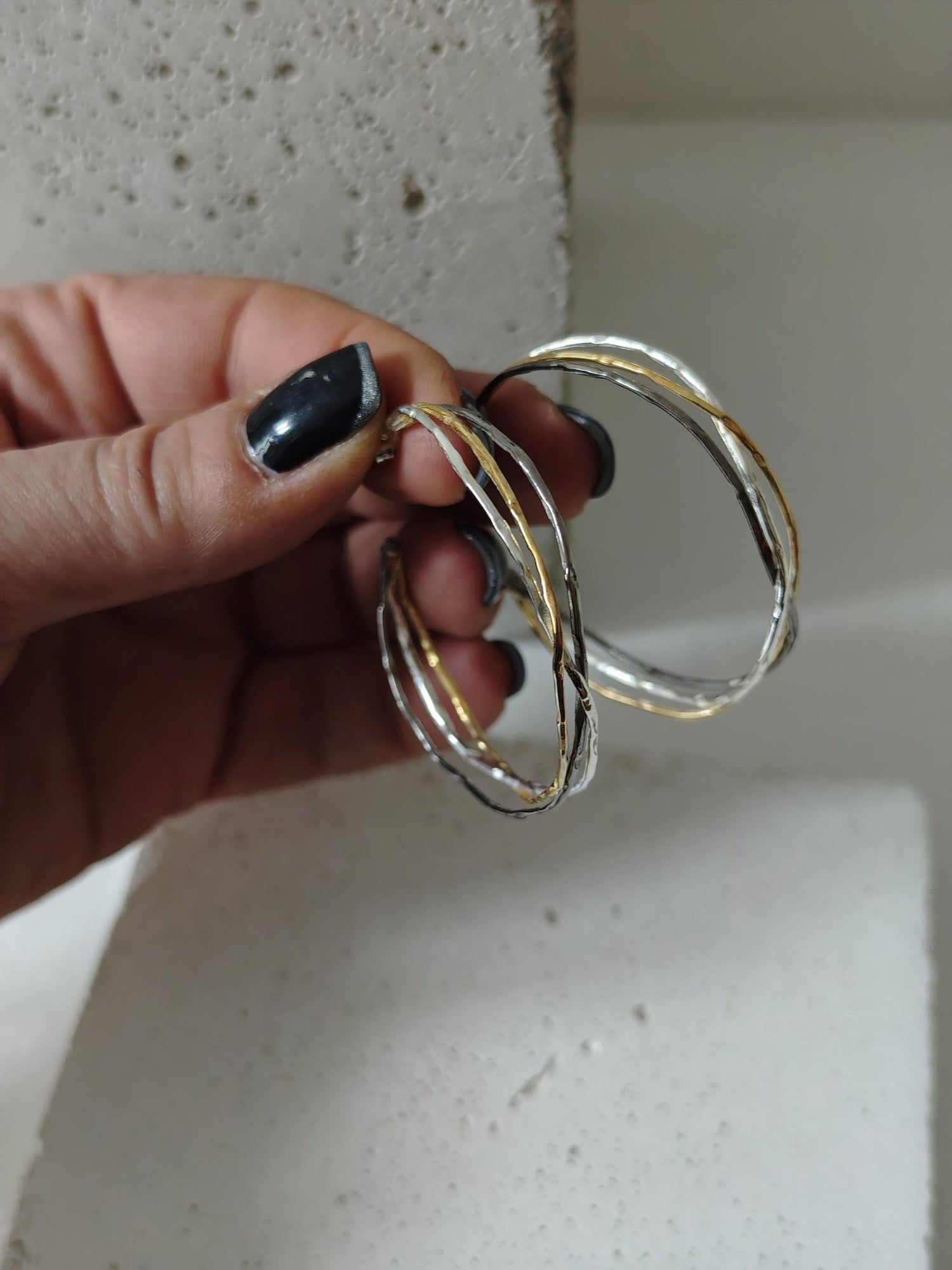 Statement Twisted Tricolor Creolen, 925 Silber Ohrringe gold, silber und schwarz rhodiniert, handgefertigt - CocosyBerlin