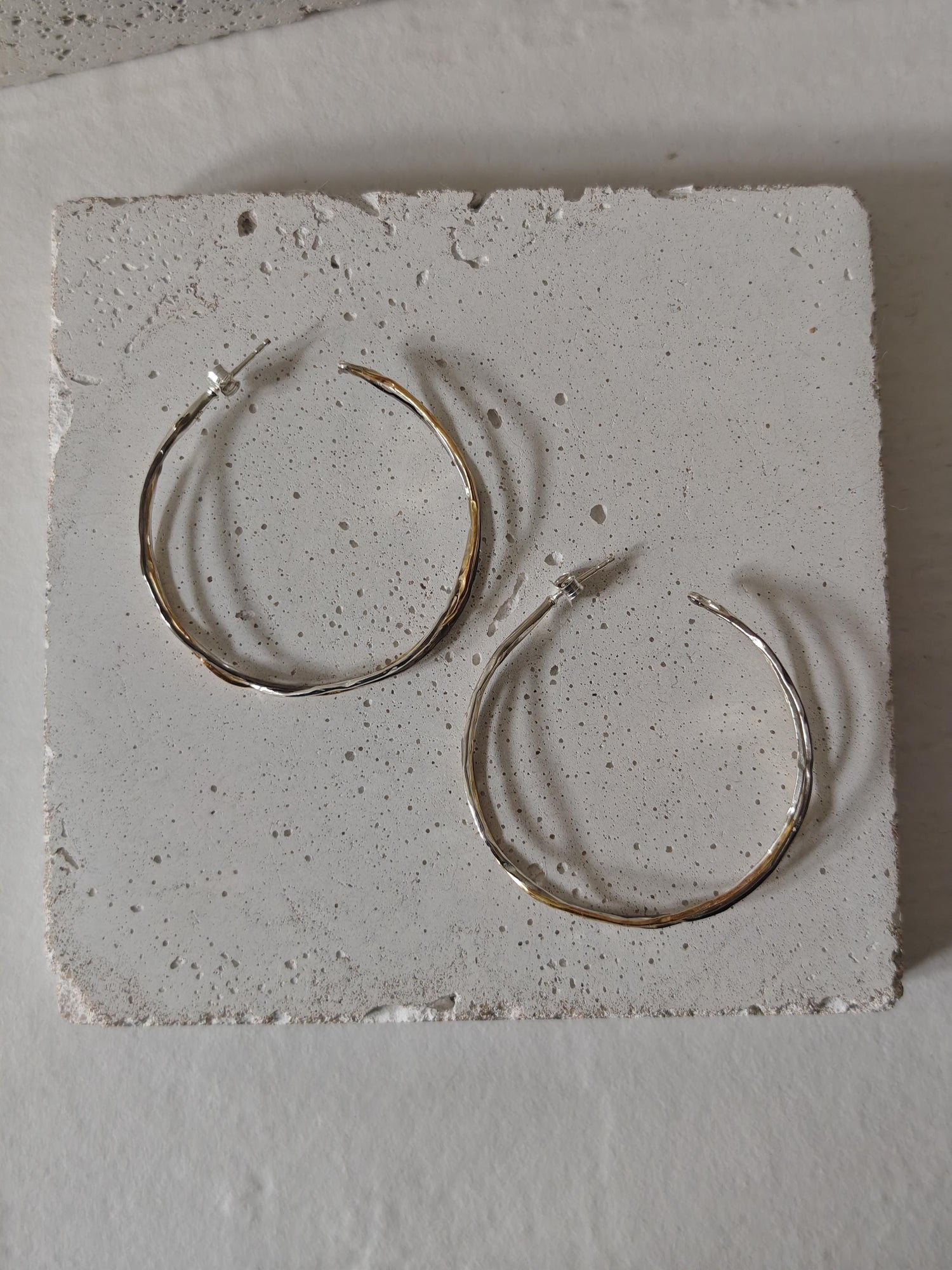 Statement Twisted Tricolor Creolen, 925 Silber Ohrringe gold, silber und schwarz rhodiniert, handgefertigt