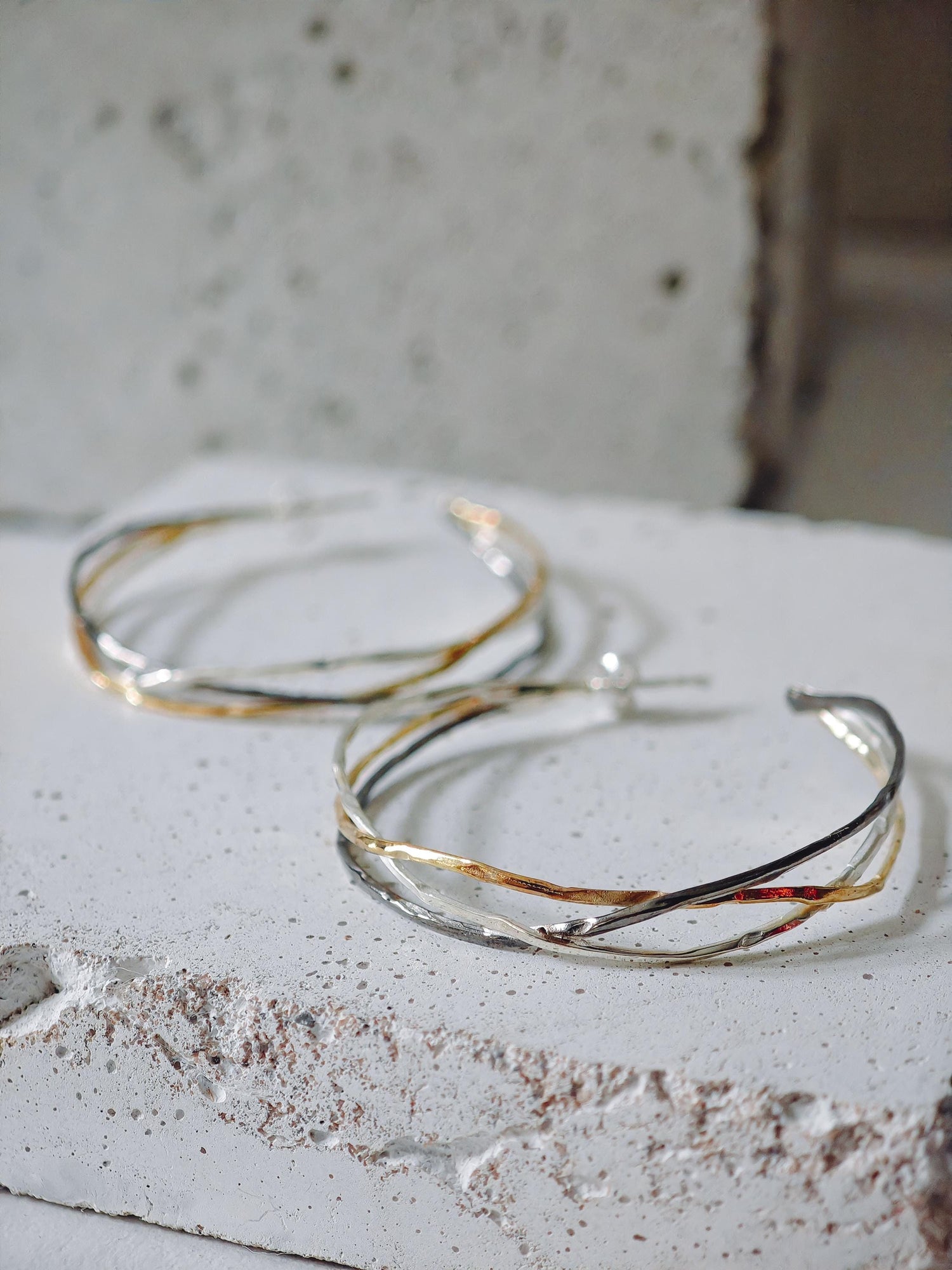 Statement Twisted Tricolor Creolen, 925 Silber Ohrringe gold, silber und schwarz rhodiniert, handgefertigt