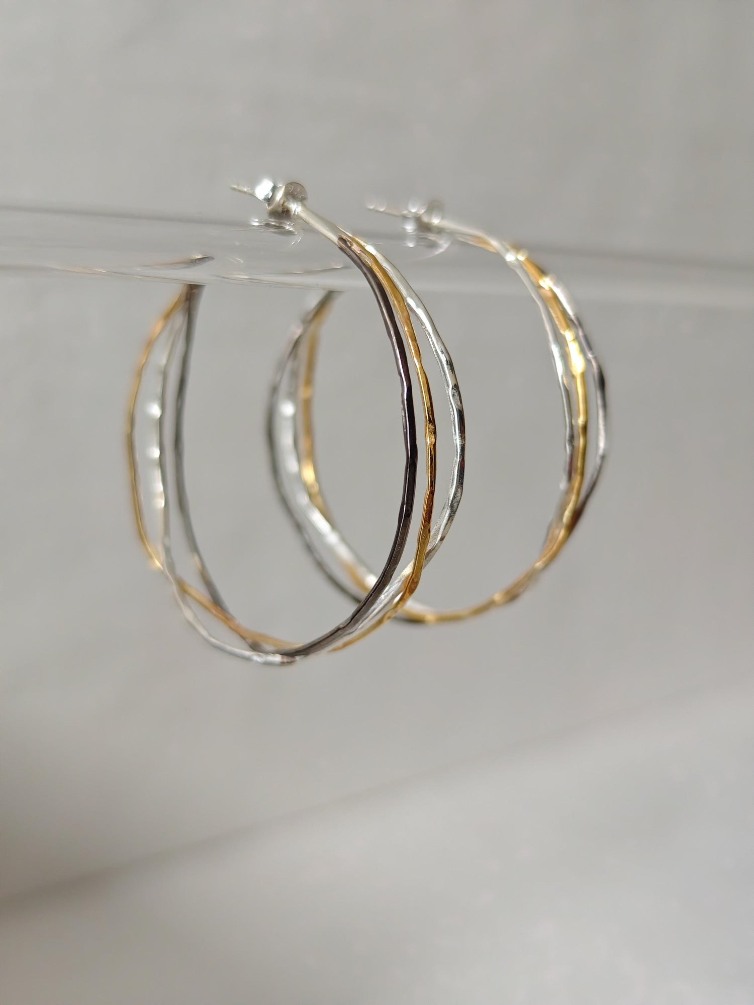 Statement Twisted Tricolor Creolen, 925 Silber Ohrringe gold, silber und schwarz rhodiniert, handgefertigt