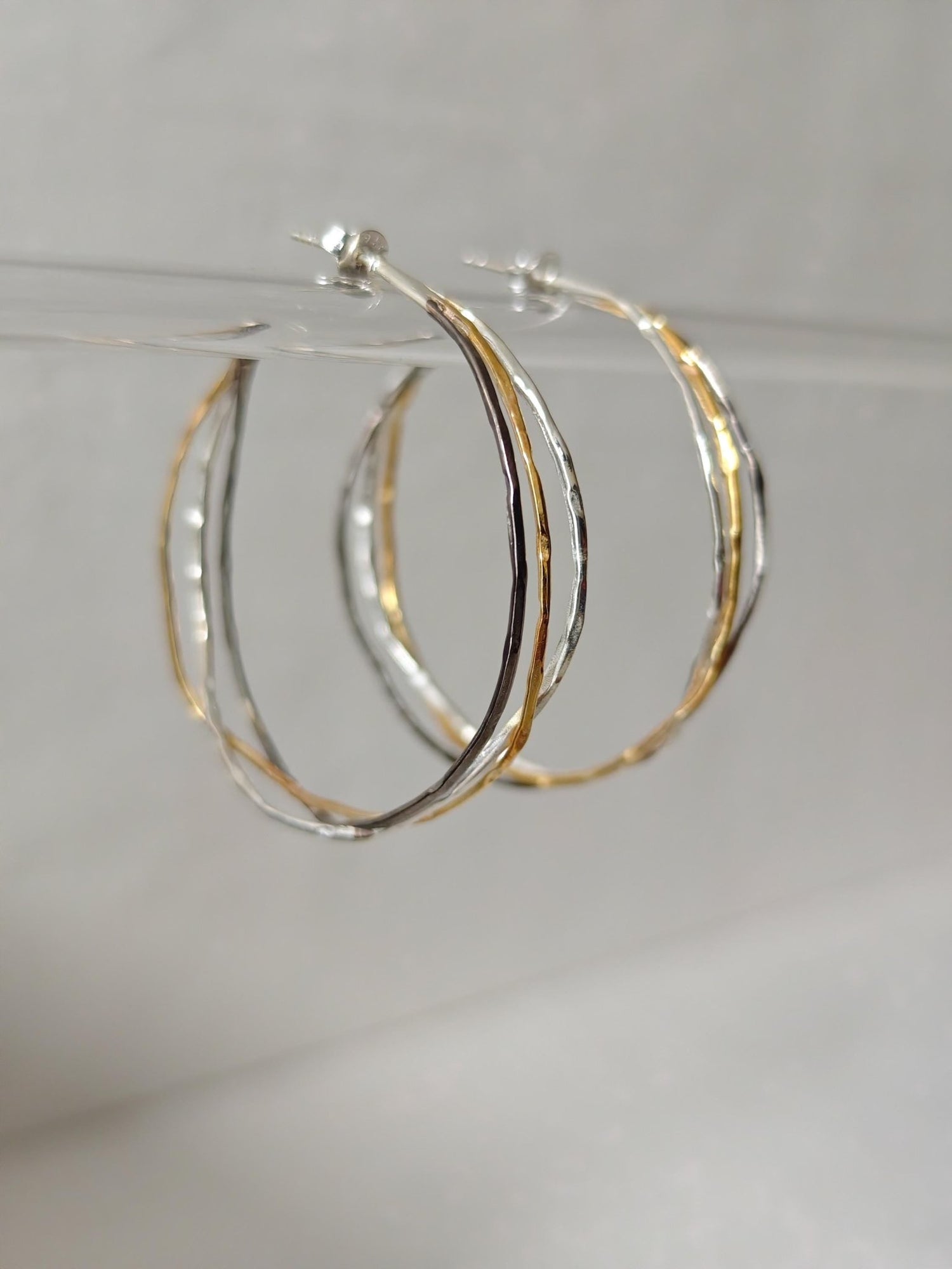 Statement Twisted Tricolor Creolen, 925 Silber Ohrringe gold, silber und schwarz rhodiniert, handgefertigt - CocosyBerlin