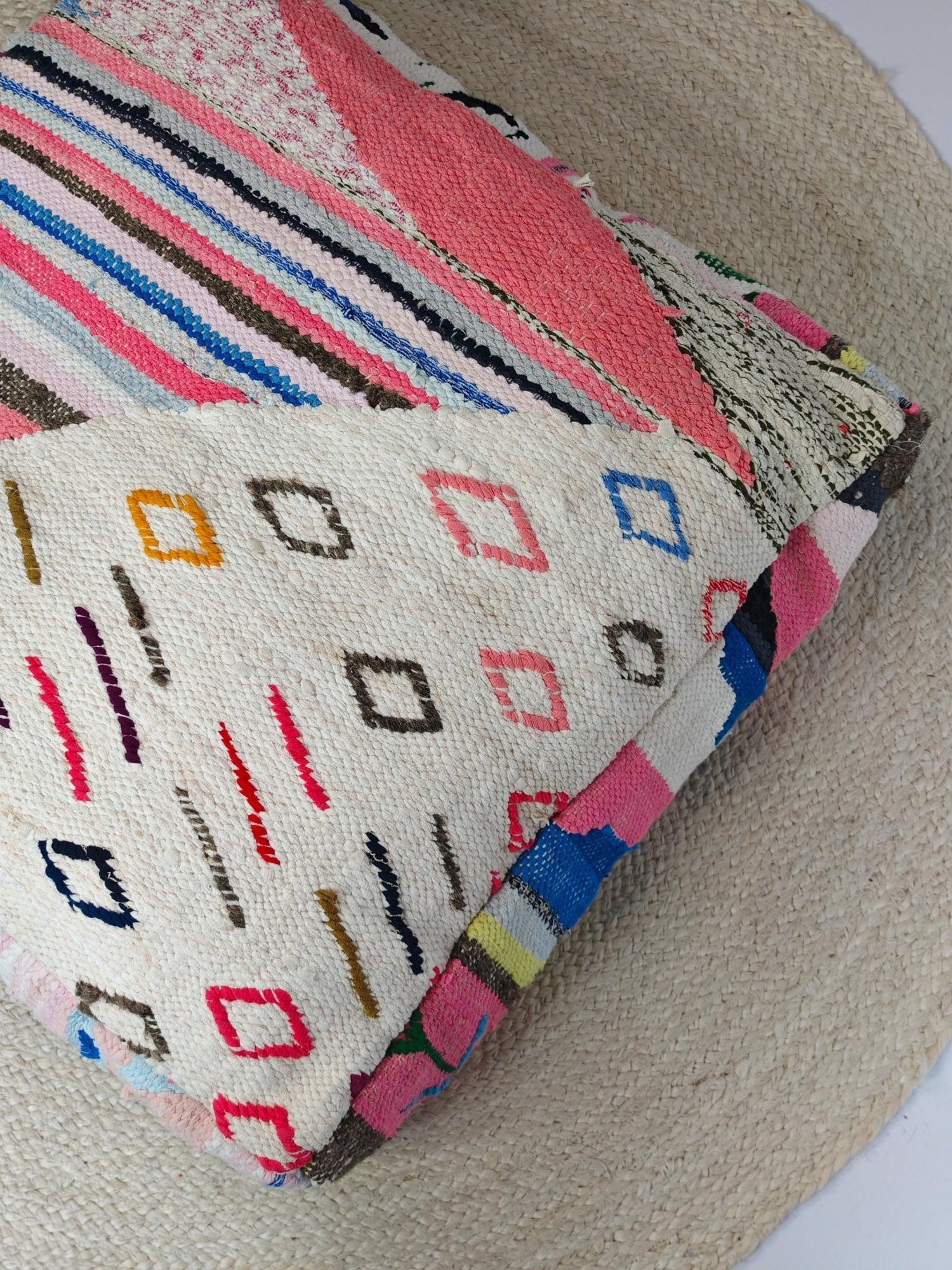 Pouf aus Marokko mit geometrischem Muster, Upcycling von Stoff, Boho Boucherouite Sitzkissen, Unikat - CocosyBerlin