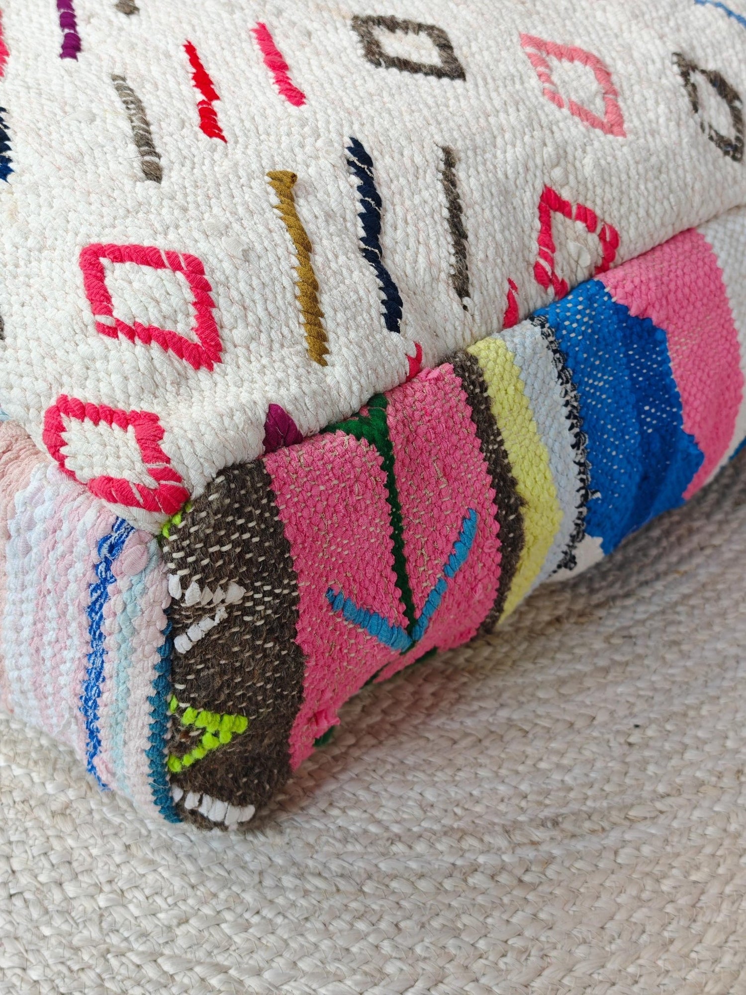 Pouf aus Marokko mit geometrischem Muster, Upcycling von Stoff, Boho Boucherouite Sitzkissen, Unikat - CocosyBerlin