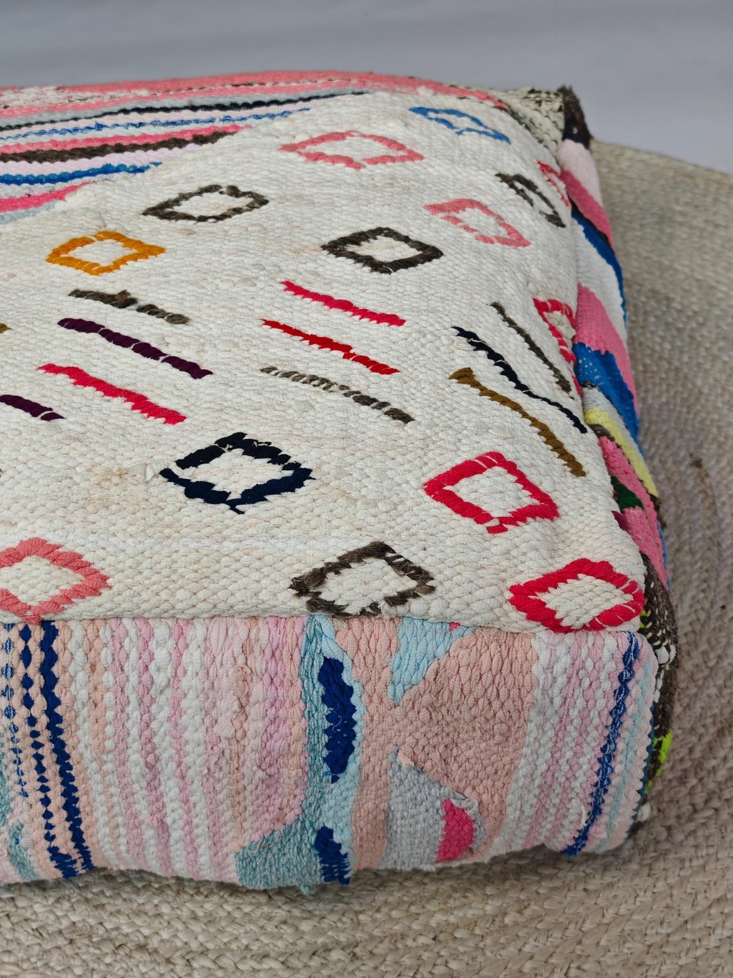 Pouf aus Marokko mit geometrischem Muster, Upcycling von Stoff, Boho Boucherouite Sitzkissen, Unikat - CocosyBerlin