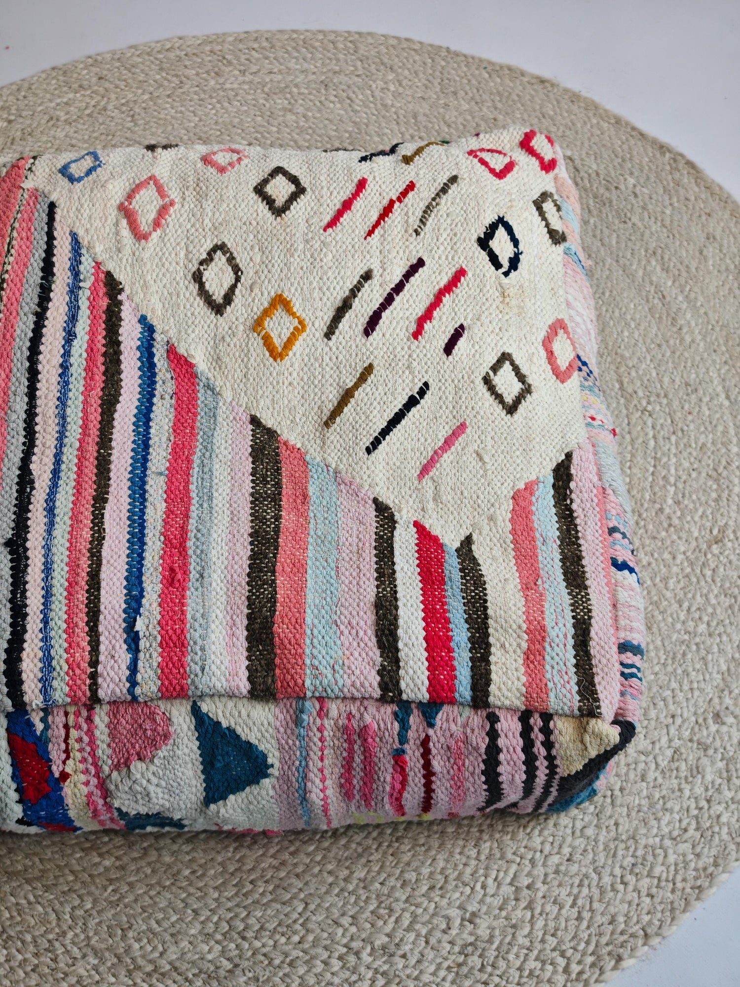 Pouf aus Marokko mit geometrischem Muster, Upcycling von Stoff, Boho Boucherouite Sitzkissen, Unikat