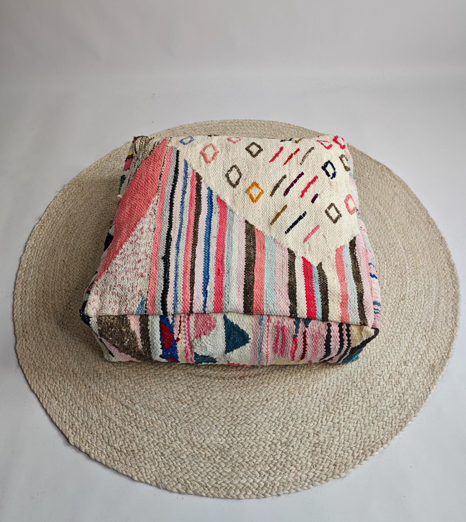 Pouf aus Marokko mit geometrischem Muster, Upcycling von Stoff, Boho Boucherouite Sitzkissen, Unikat - CocosyBerlin