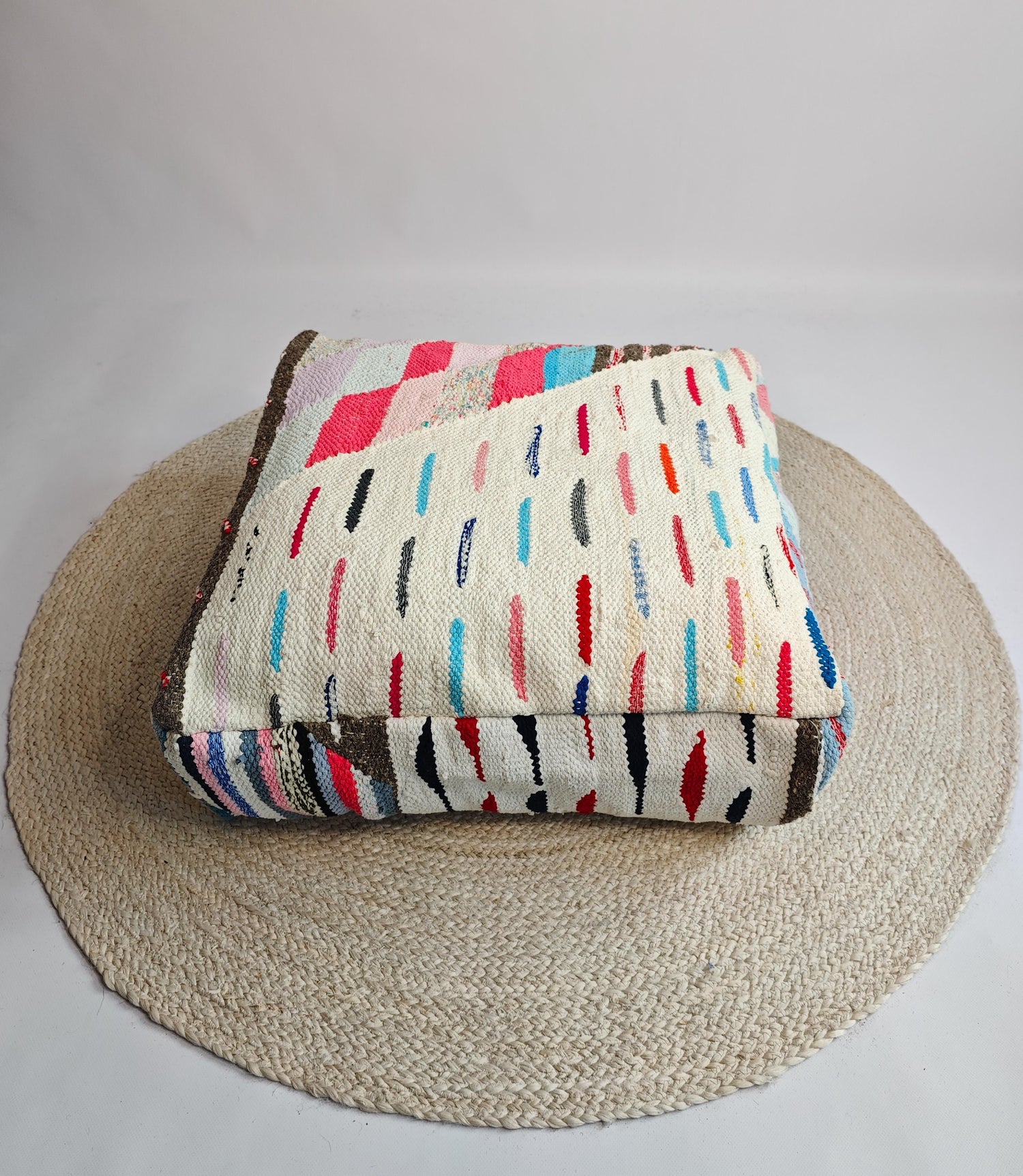 Pouf Cocosy Premium Collection - Marokkanischer Pouf mit geometrischen Muster, Upcyling Pouf aus Stoffresten, Boho Sitzkissen, Unikat