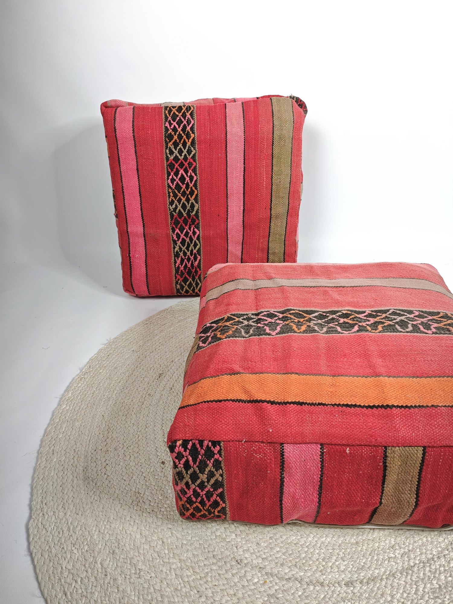 Marokkanischer Pouf mit Streifen Muster, Berber Bodenkissen bunt, Boho Sitzkissen aus Wolle Rosa und Orange, Vintage Kelim Bodenkissen