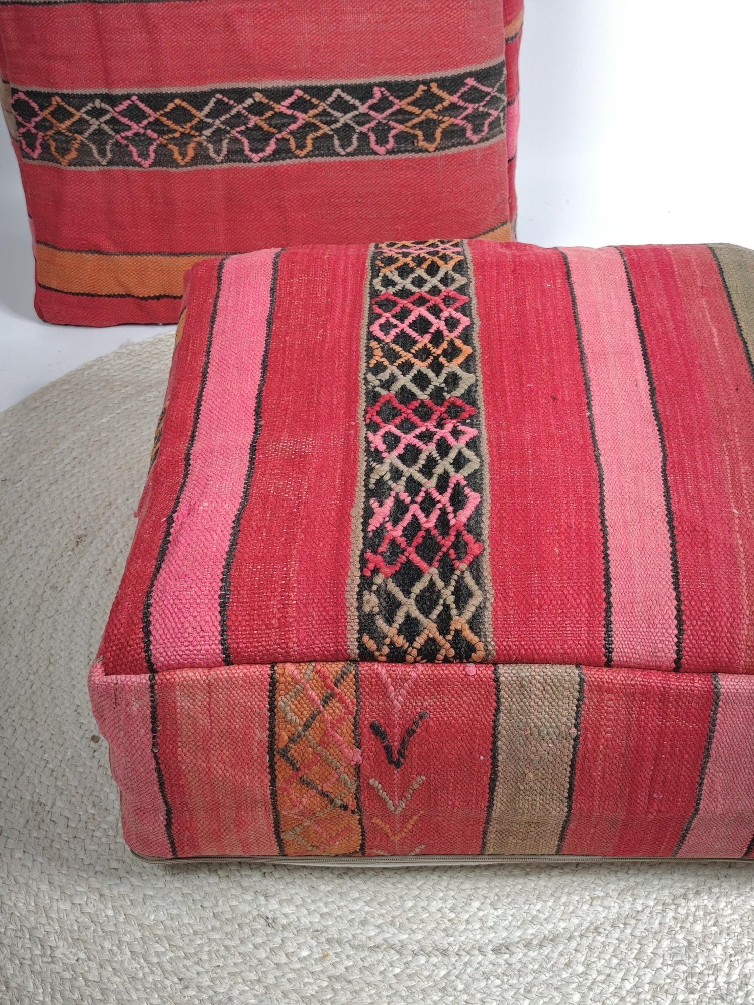 Marokkanischer Pouf mit Streifen Muster, Berber Bodenkissen bunt, Boho Sitzkissen aus Wolle Rosa und Orange, Vintage Kelim Bodenkissen - CocosyBerlin