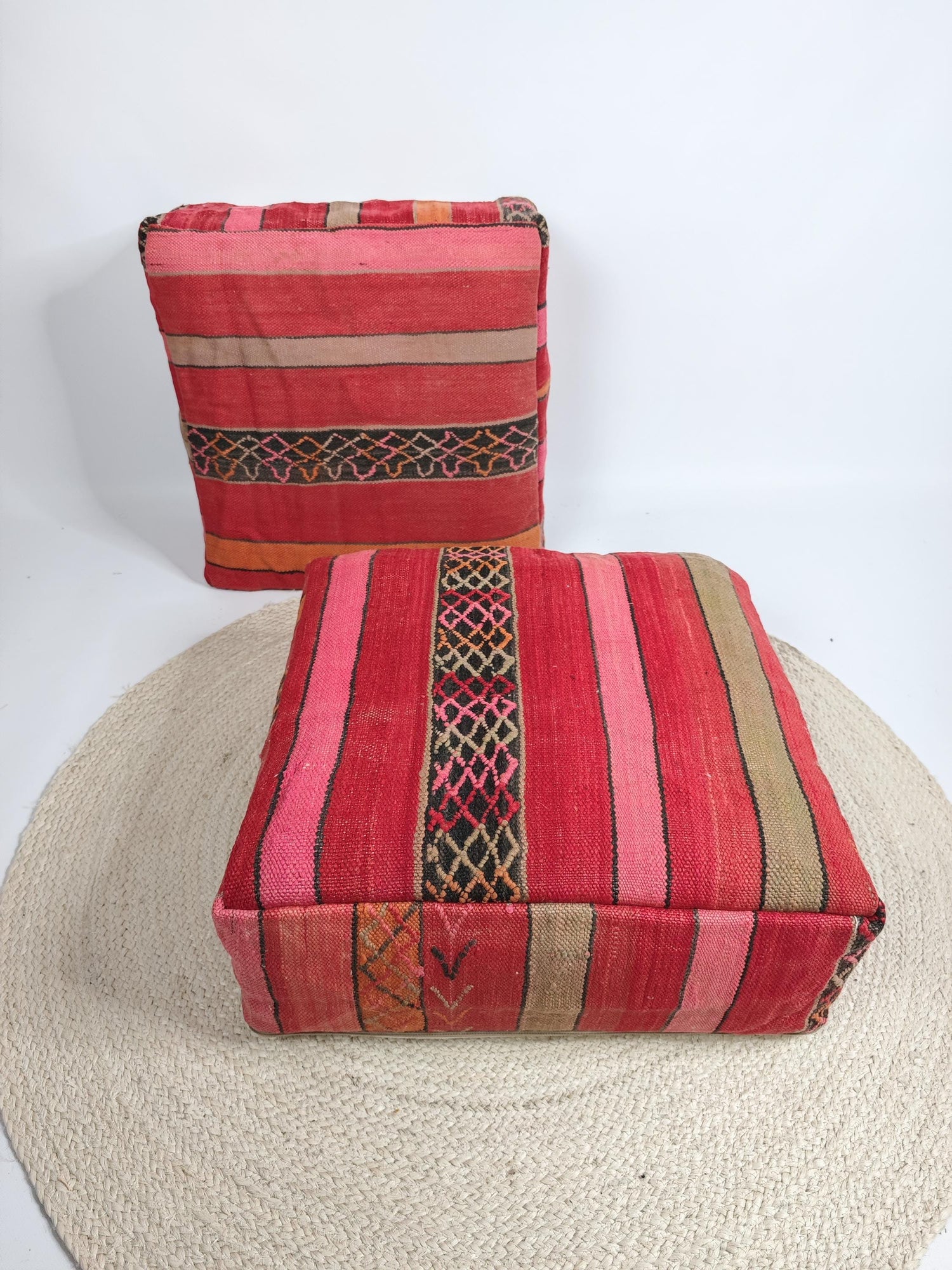 Marokkanischer Pouf mit Streifen Muster, Berber Bodenkissen bunt, Boho Sitzkissen aus Wolle Rosa und Orange, Vintage Kelim Bodenkissen
