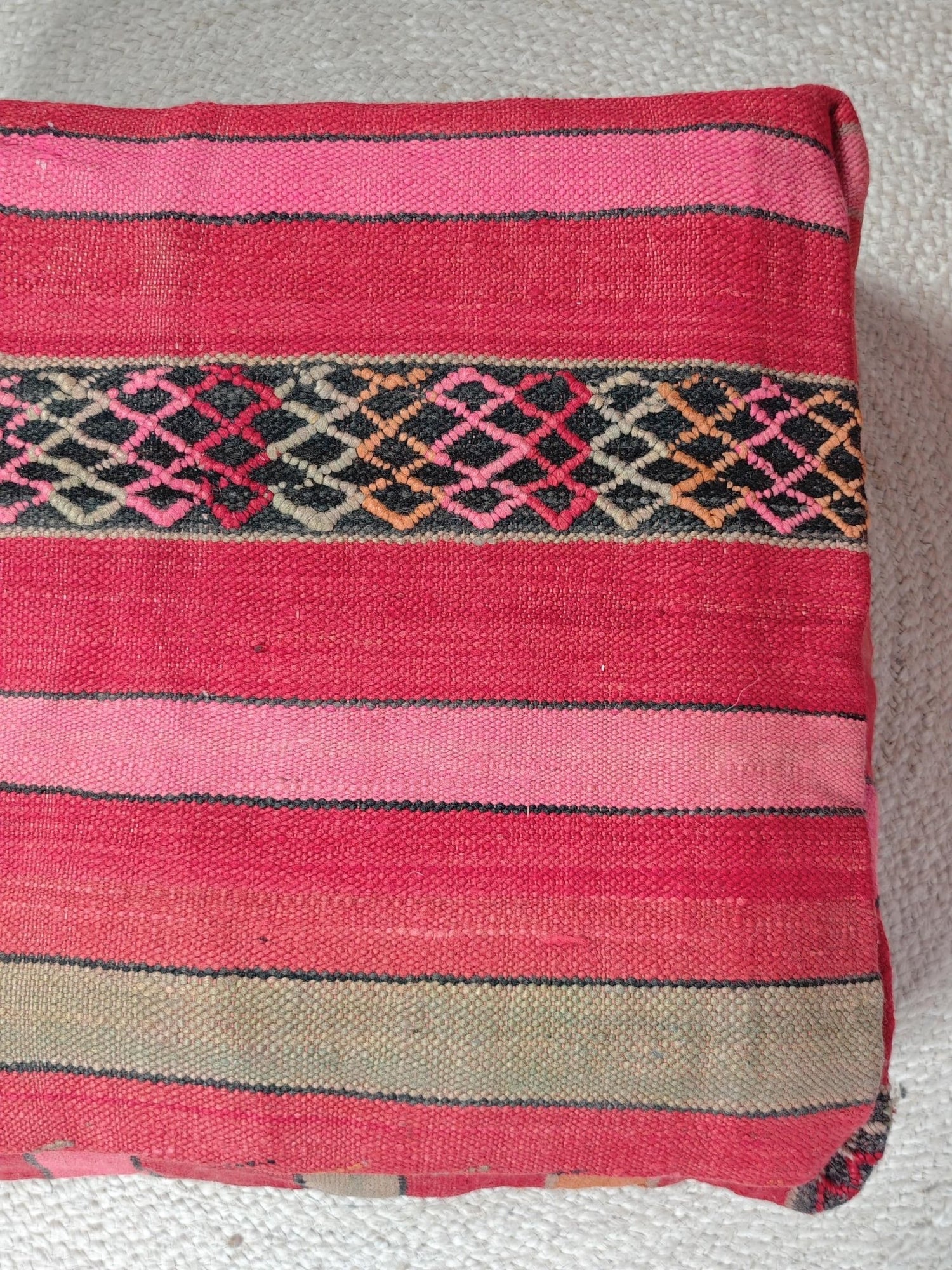 Marokkanischer Pouf mit Streifen Muster, Berber Bodenkissen bunt, Boho Sitzkissen aus Wolle Rosa und Orange, Vintage Kelim Bodenkissen - CocosyBerlin