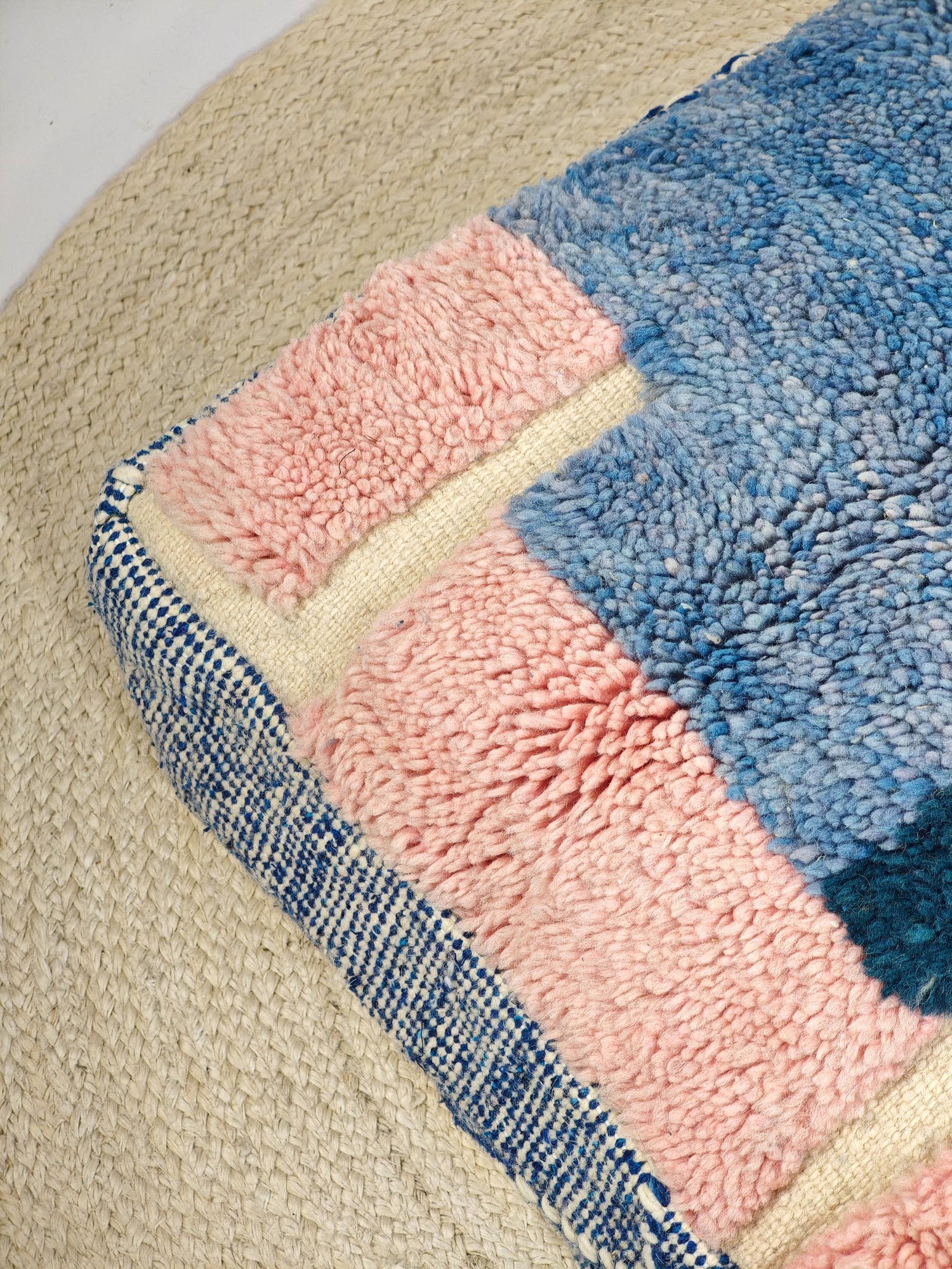 Marokkanischer Beni Ourain Pouf, Berber Bodenkissen, Blau und Rosa, Boho Sitzkissen aus Wolle, Vintage