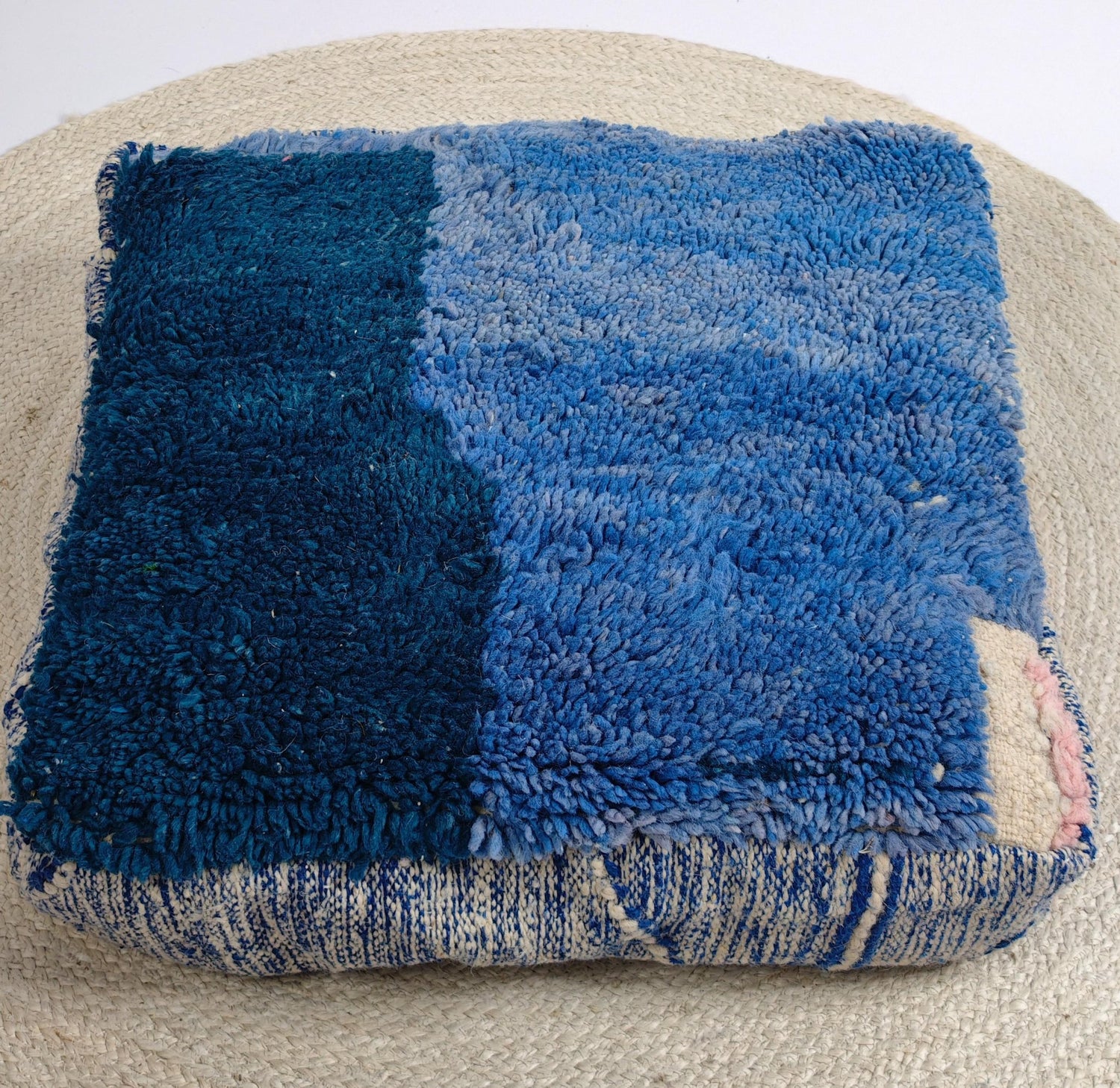 Marokkanischer Beni Ourain Pouf, Berber Bodenkissen, Blau und Rosa, Boho Sitzkissen aus Wolle, Vintage - CocosyBerlin