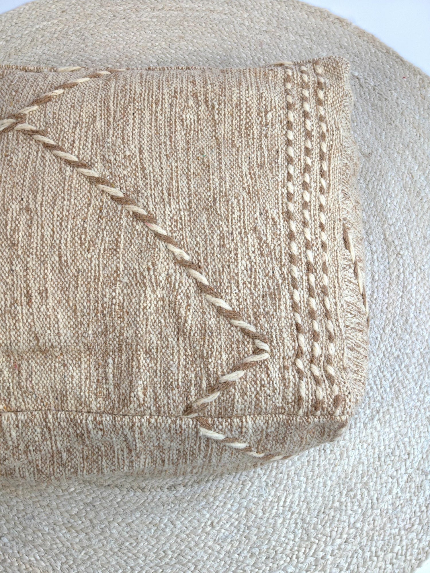 Marokkanischer Vintage Pouf quadratisch, Berber Bodenkissen aus Wolle, Braun und Beige 60x60x20cm