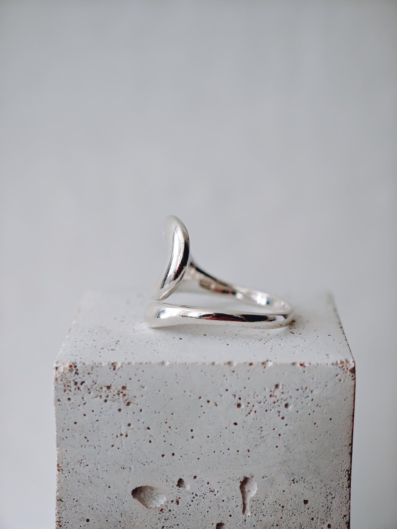 Minimalistischer Statement Ring aus 925 Silber, Organischer Silberring, Handgemachter Design Fingerring - CocosyBerlin