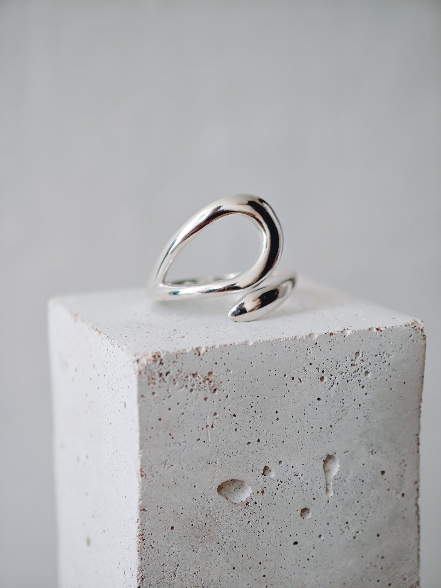 Minimalistischer Statement Ring aus 925 Silber, Organischer Silberring, Handgemachter Design Fingerring - CocosyBerlin