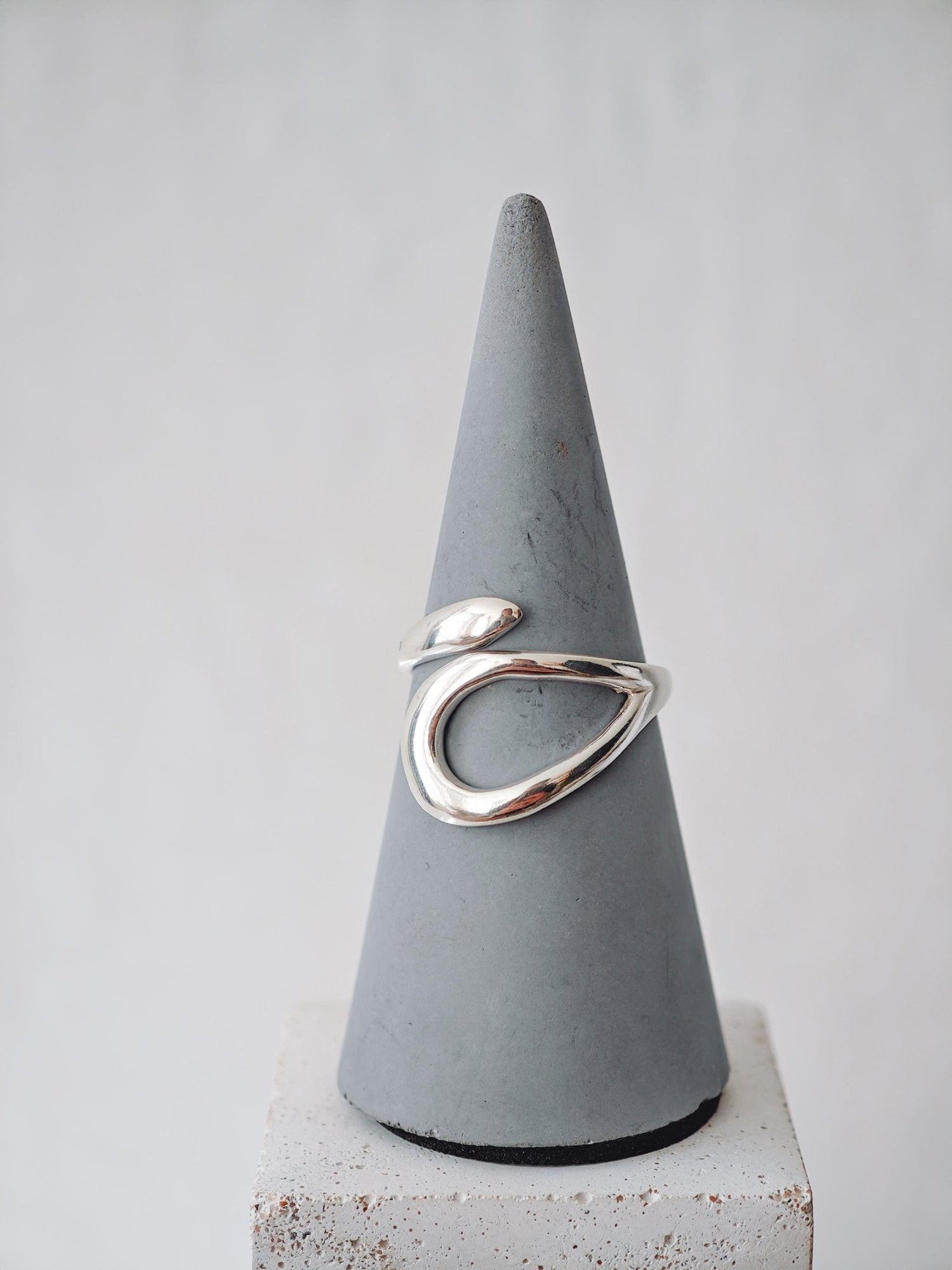 Minimalistischer Statement Ring aus 925 Silber, Organischer Silberring, Handgemachter Design Fingerring - CocosyBerlin