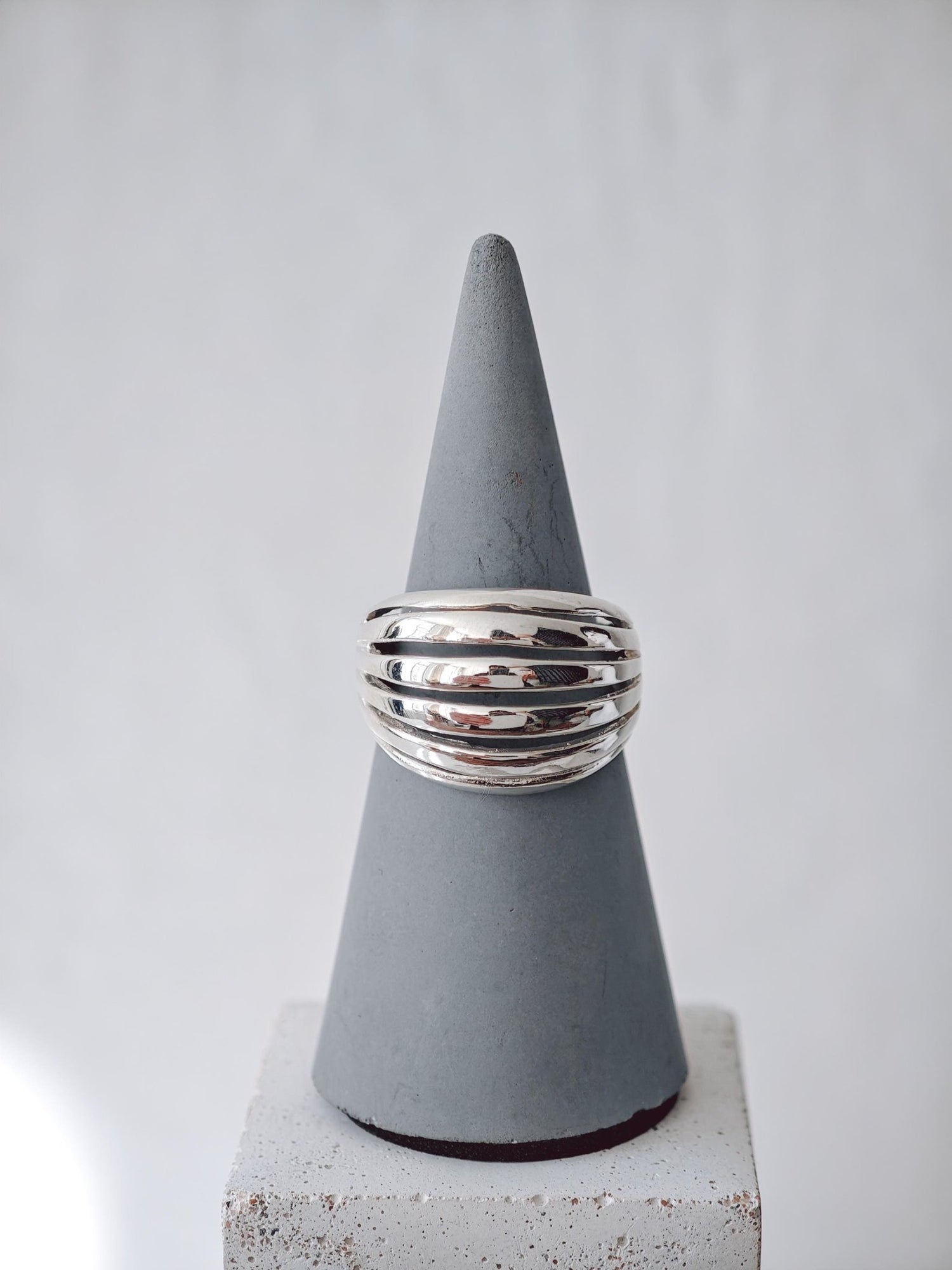 Chunky Statement Ring aus 925 Silber, Handgemachter Minimal Fingerring, Auffälliger Designer Silberring - CocosyBerlin