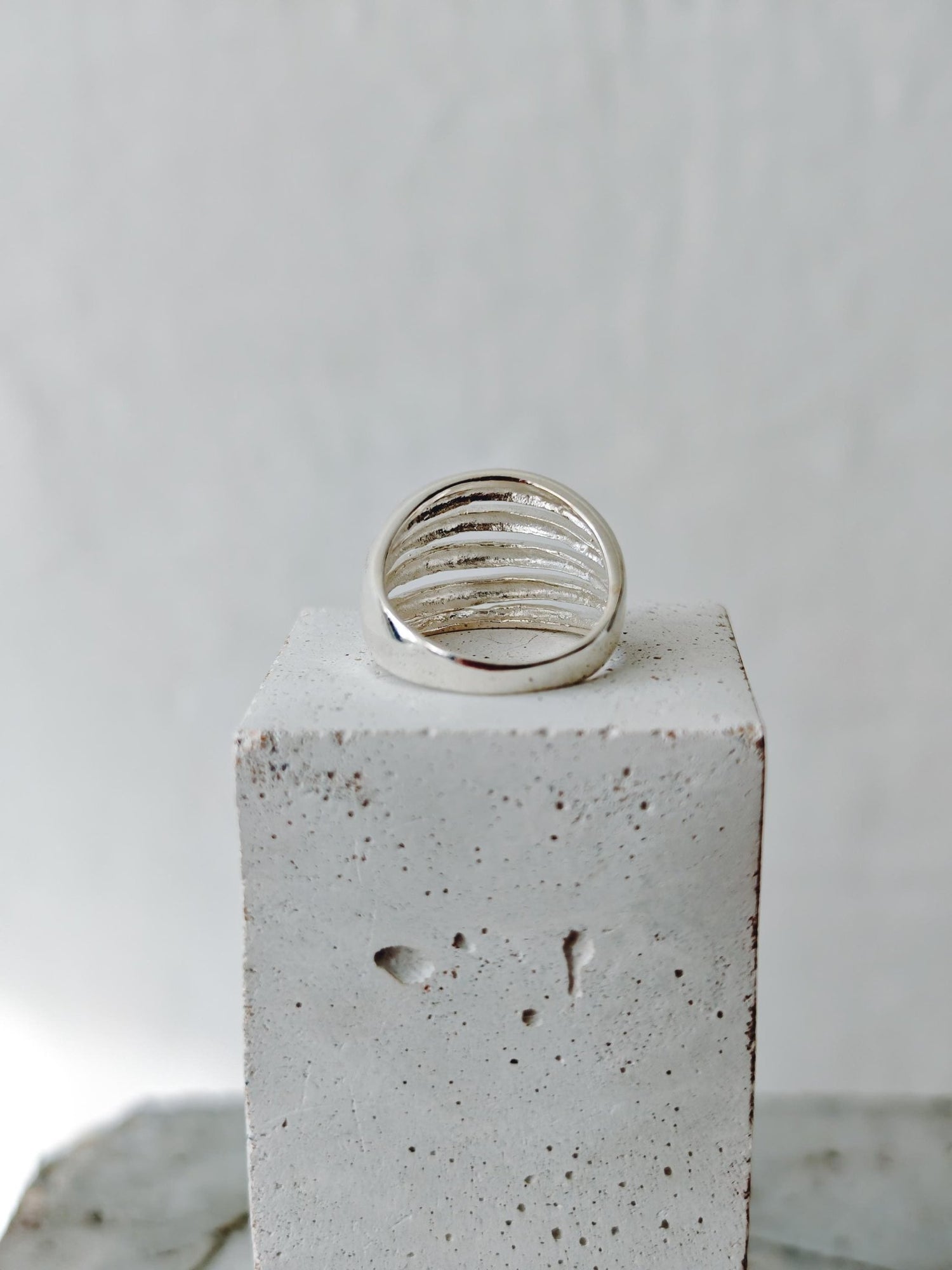Chunky Statement Ring aus 925 Silber, Handgemachter Minimal Fingerring, Auffälliger Designer Silberring - CocosyBerlin