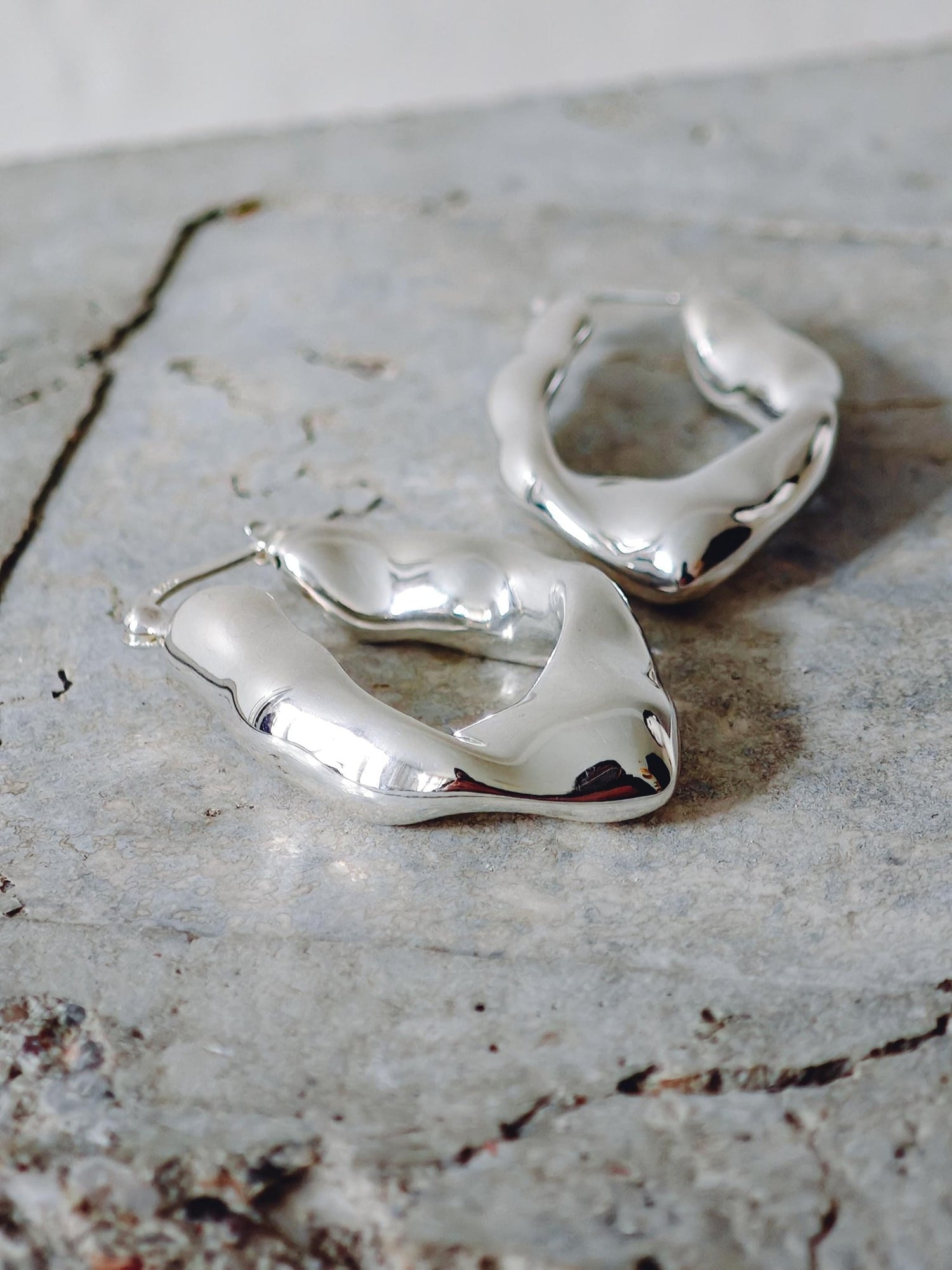 Chunky Statement Creolen aus Silber 925, Crumpled Silver Hoops, organische unregelmäßige Ohrringe 40mm, minimalistischer Schmuck, Kreolen - CocosyBerlin