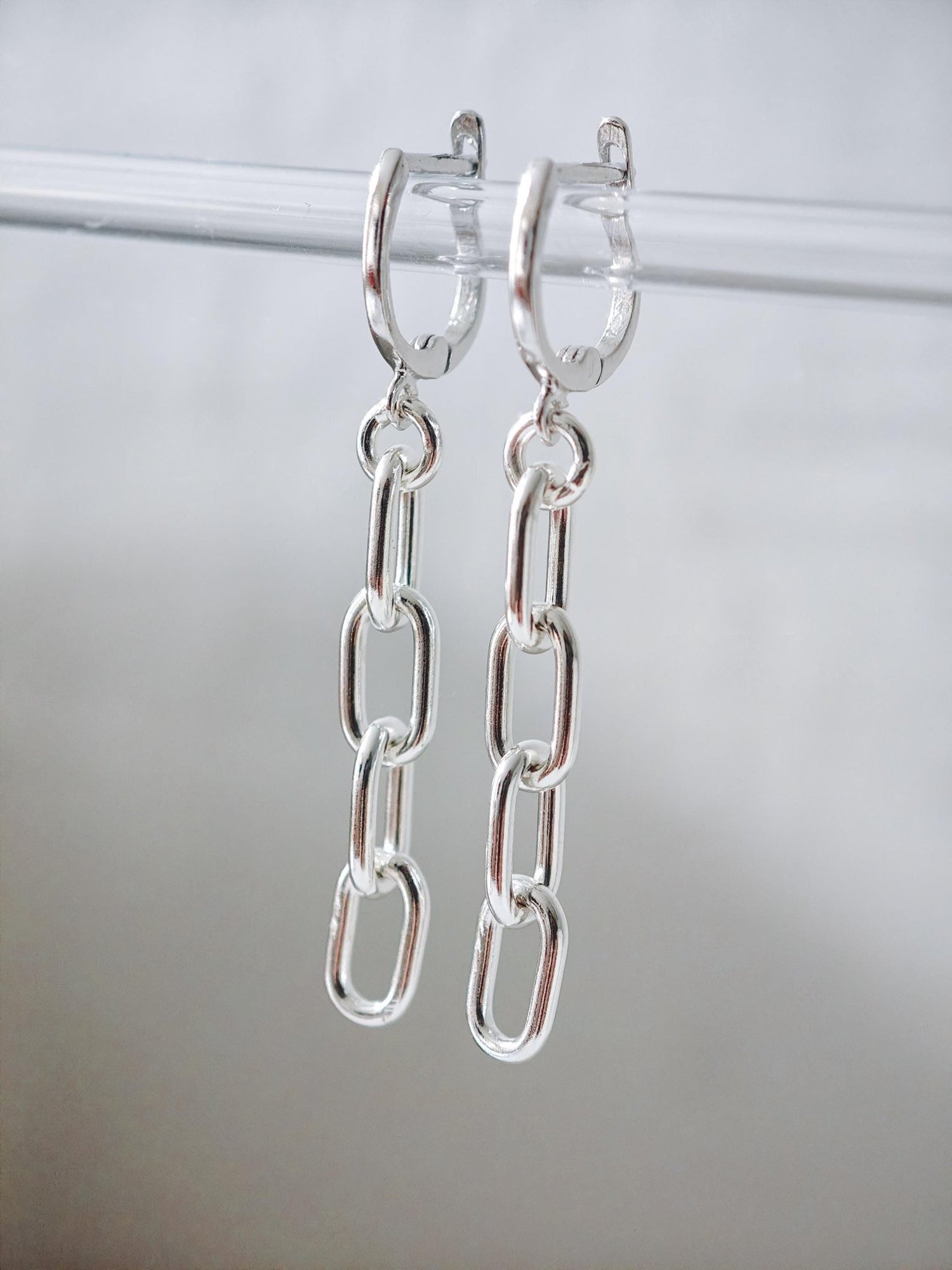 Chain Silver Hoops . Lange Kettenglieder - Hängeohrringe aus 925 Silber, Link Chain Creolen, lange Chain Kette Ohrringe - CocosyBerlin