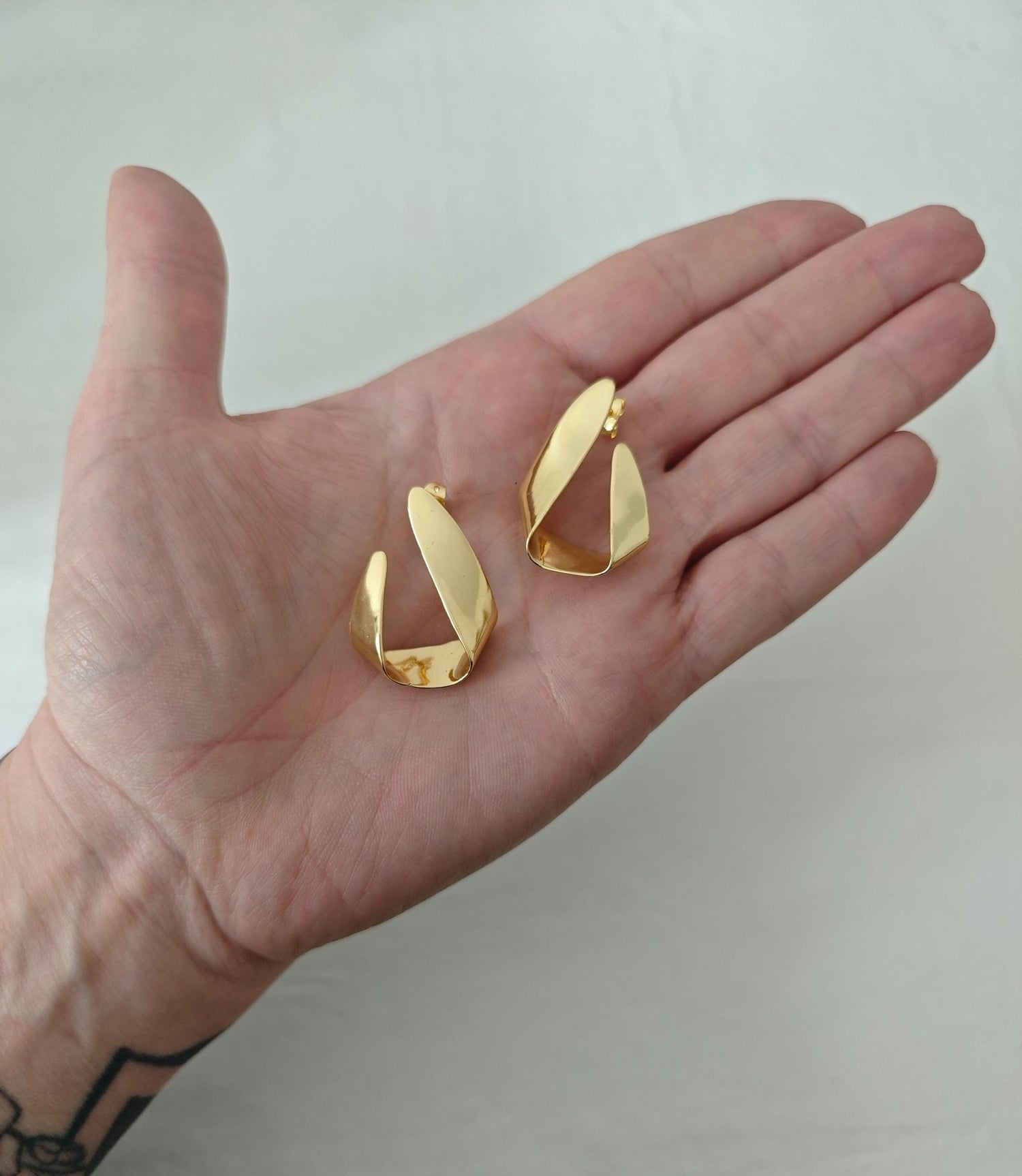 Folded Origami Gold Ohrringe - Vergoldete Statement Ohrringe, minimalistische Designer Ohrrstecker, handmade - CocosyBerlin