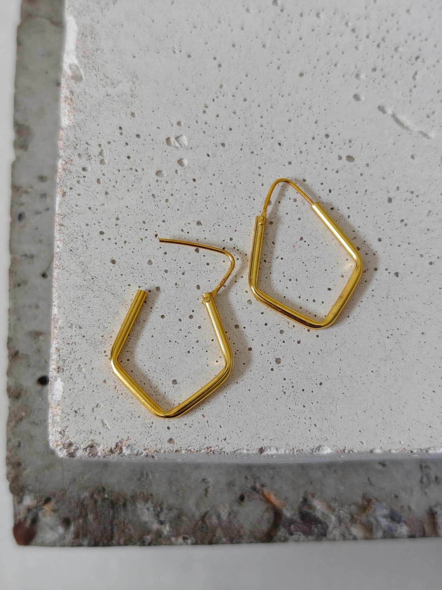 Vergoldete Geometrische Creolen aus 925 Silber, Kleine Eckige Ohrringe 25mm, Minimalistischer Ohrschmuck - CocosyBerlin