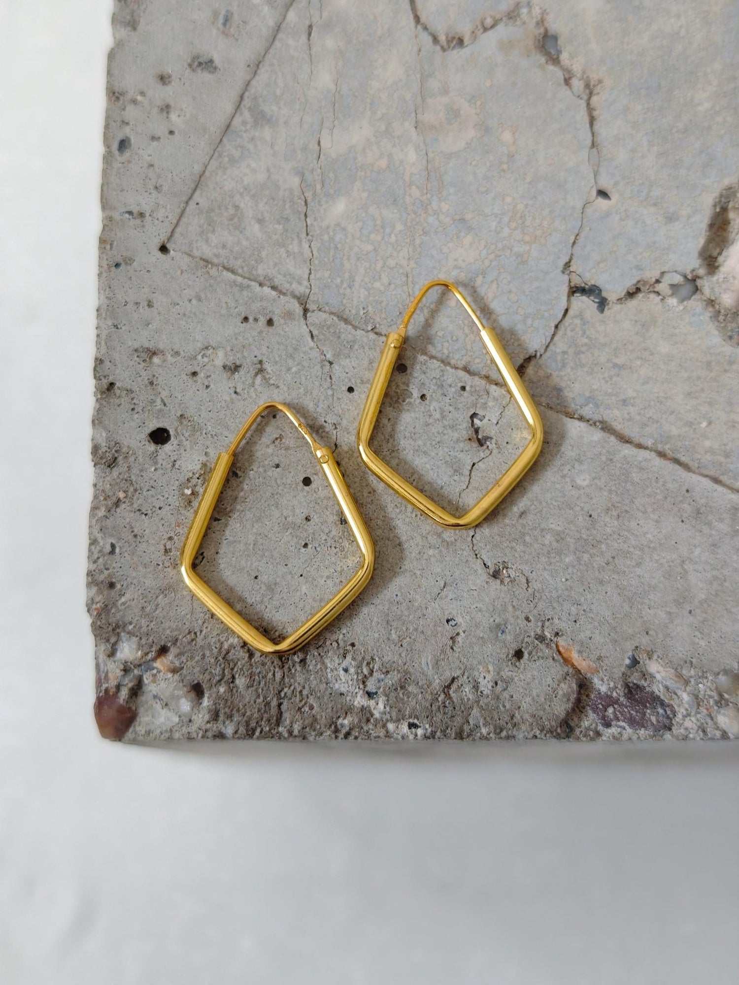 Vergoldete Geometrische Creolen aus 925 Silber, Kleine Eckige Ohrringe 25mm, Minimalistischer Ohrschmuck - CocosyBerlin