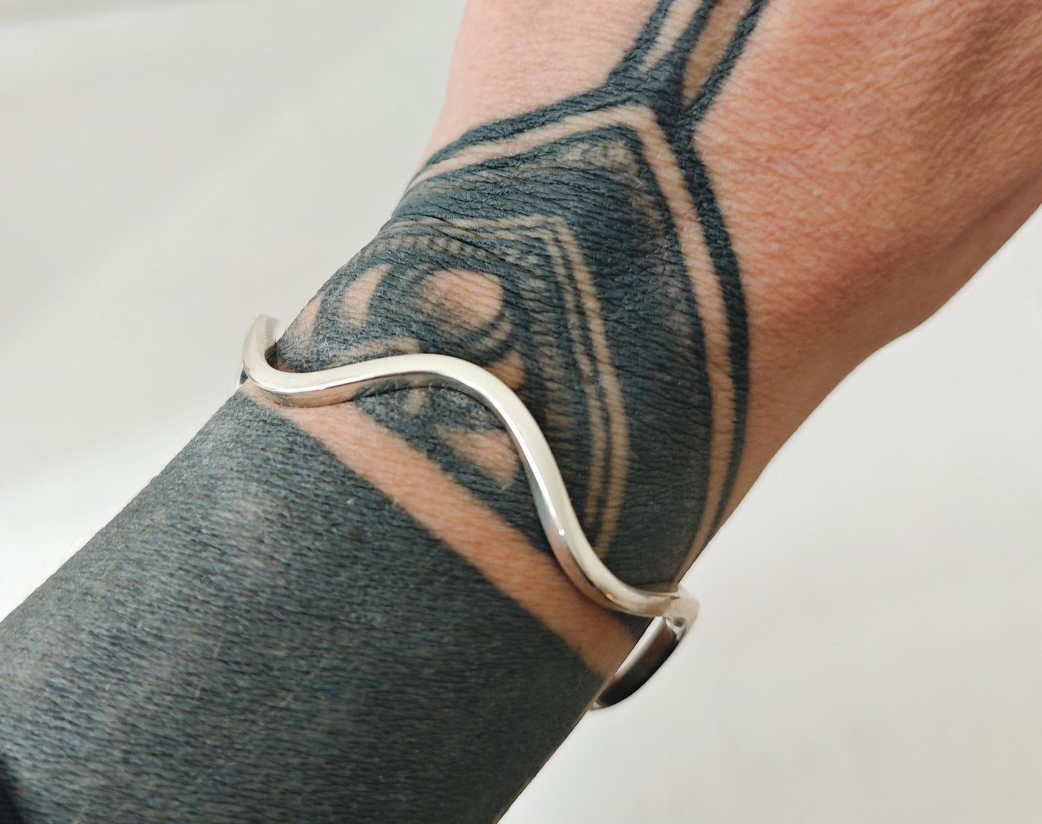 Wellen Armreif verstellbar aus 925 Silber, offener minimalistischer Armreif, Wave Flow Bangle - CocosyBerlin