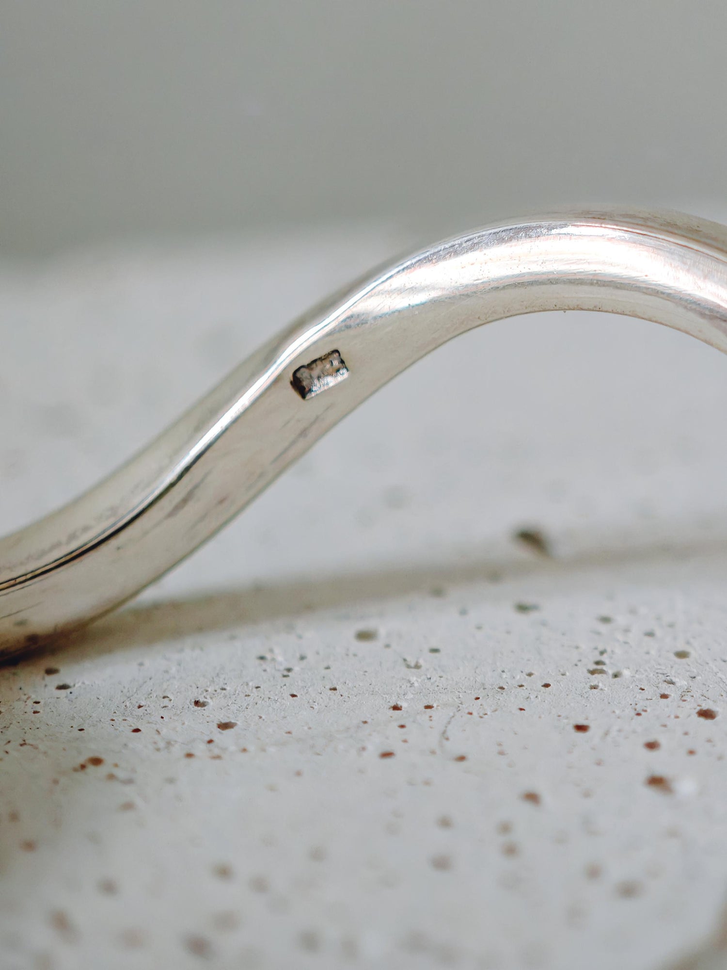 Wellen Armreif verstellbar aus 925 Silber, offener minimalistischer Armreif, Wave Flow Bangle