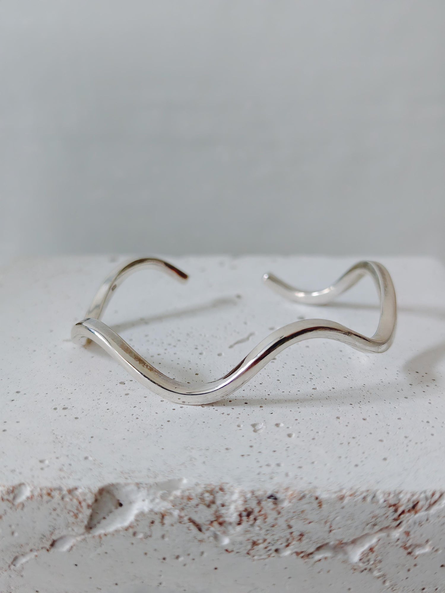 Wellen Armreif verstellbar aus 925 Silber, offener minimalistischer Armreif, Wave Flow Bangle