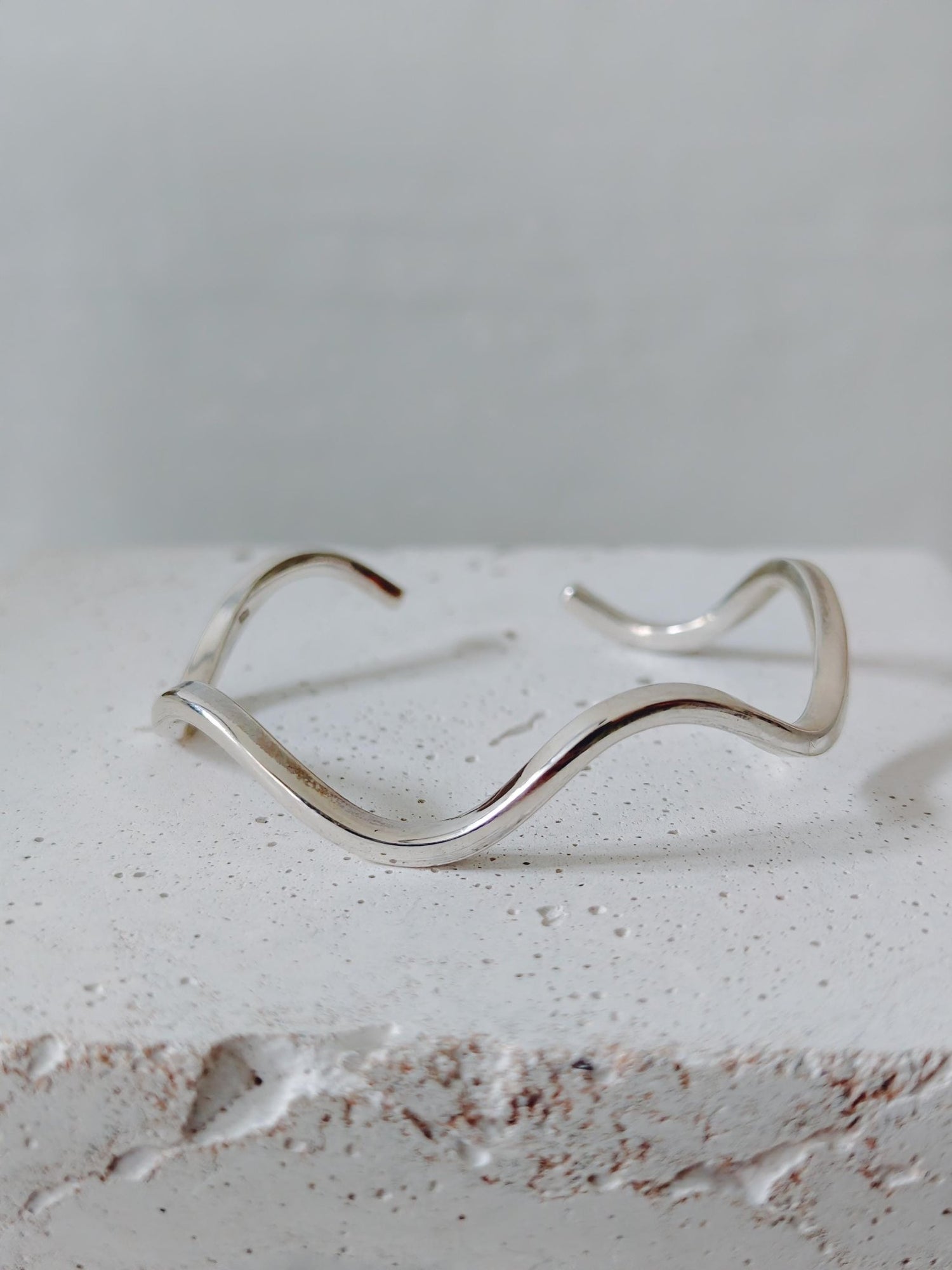 Wellen Armreif verstellbar aus 925 Silber, offener minimalistischer Armreif, Wave Flow Bangle - CocosyBerlin