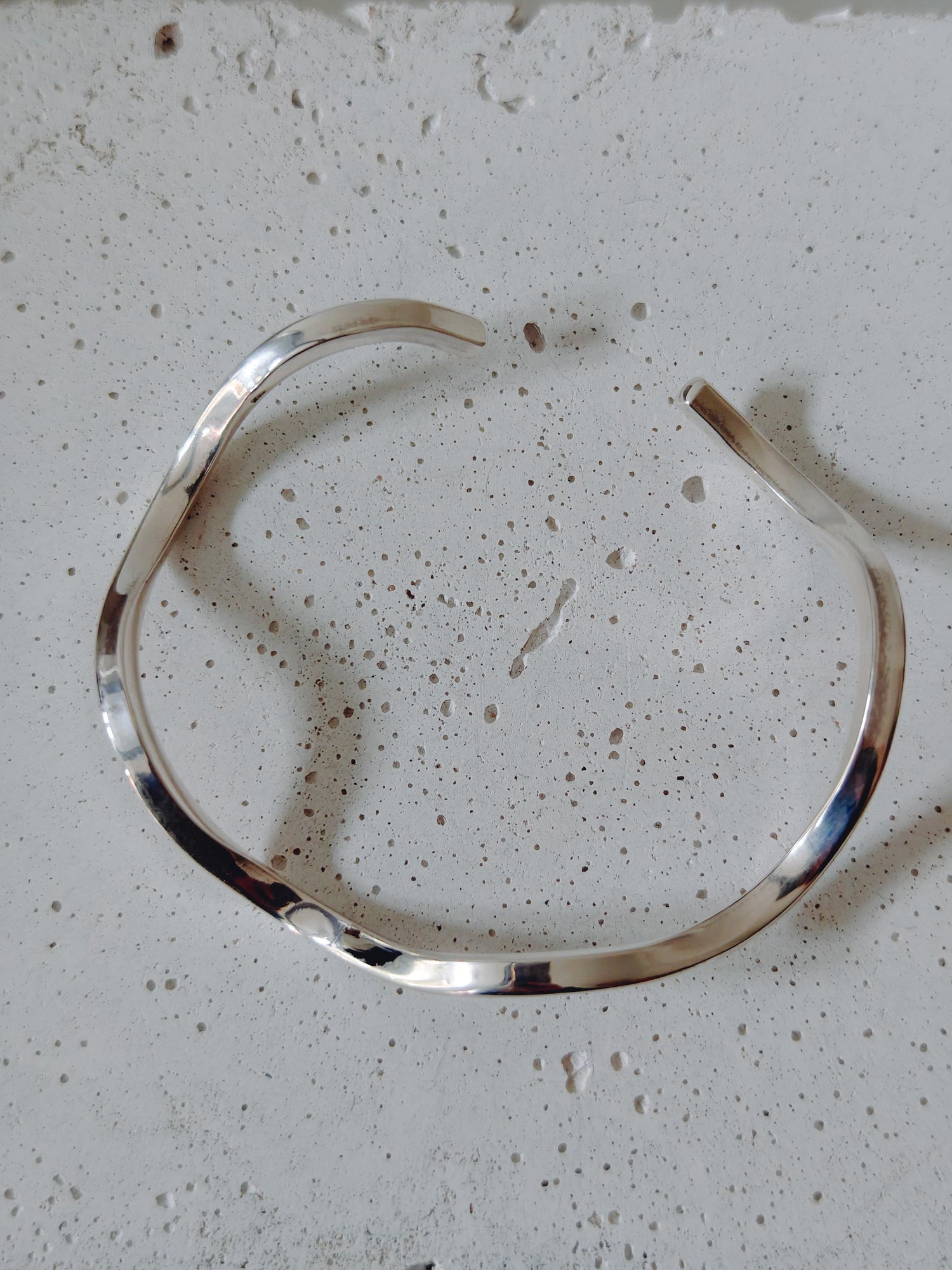 Wellen Armreif verstellbar aus 925 Silber, offener minimalistischer Armreif, Wave Flow Bangle
