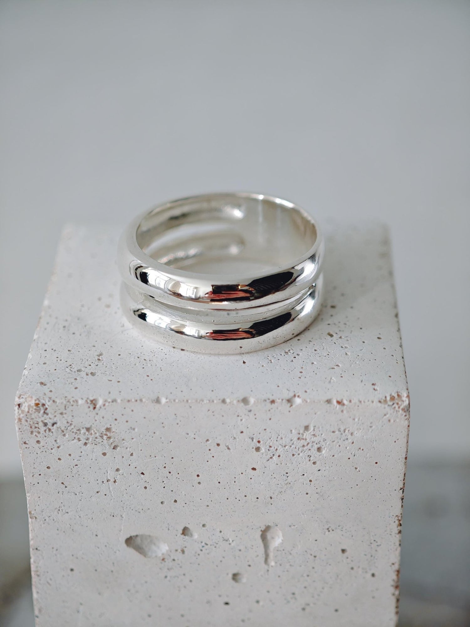Minimalistischer Ring aus 925 Silber, Doppelring mit gewölbter Form, Silberring Stapelring aus Sterlingsilber - CocosyBerlin