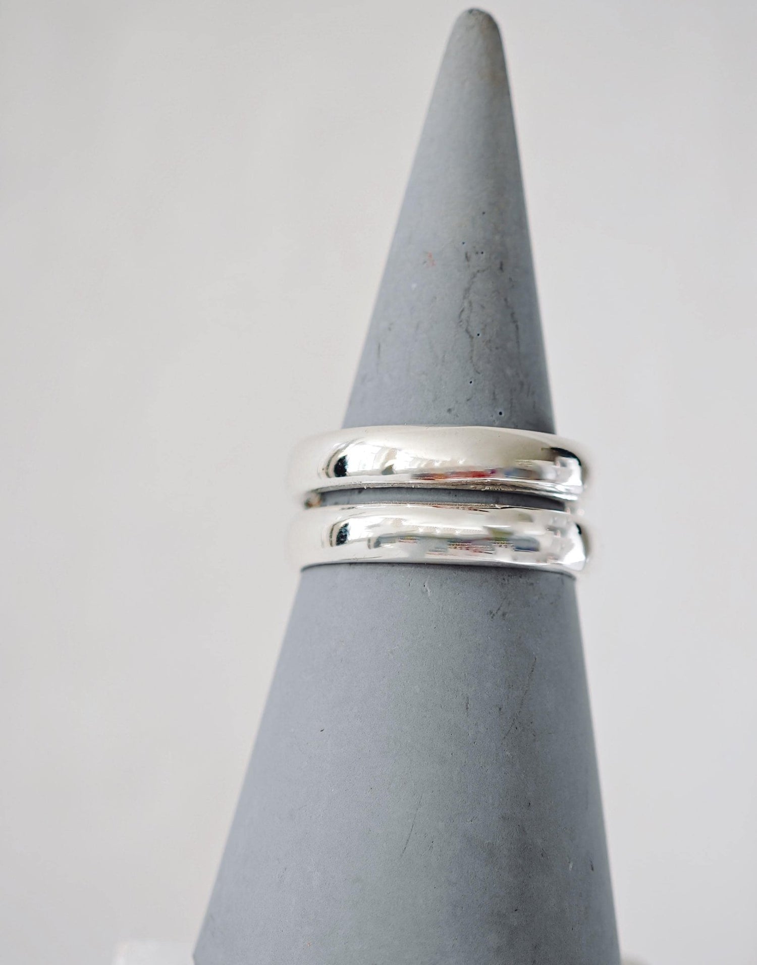 Minimalistischer Ring aus 925 Silber, Doppelring mit gewölbter Form, Silberring Stapelring aus Sterlingsilber - CocosyBerlin